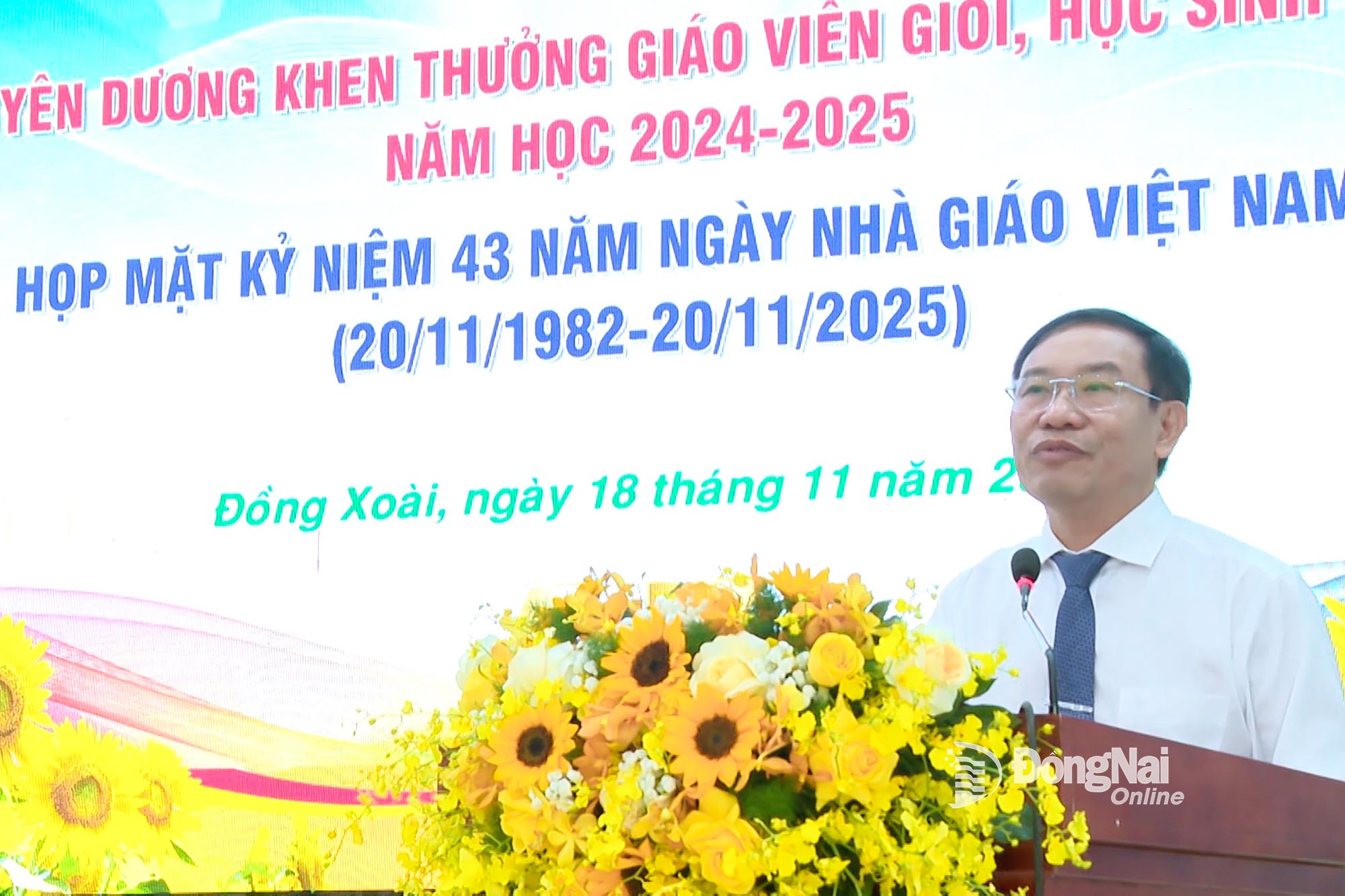 Bí thư Đảng ủy, Chủ tịch HĐND phường Đồng Xoài Vũ Văn Mười gửi lời tri ân sâu sắc tới các nhà giáo ưu tú, thế hệ thầy cô giáo. Hình: Trần Cảnh