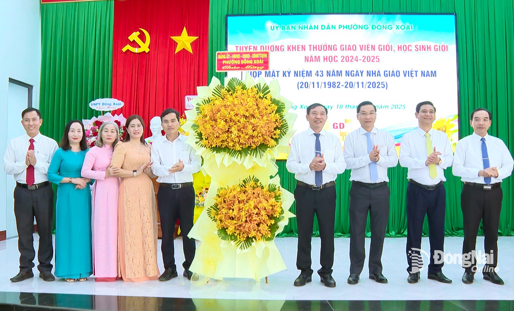 Lãnh đạo phường Đồng Xoài tặng lẵng hoa chúc mừng nhân buổi họp mặt kỷ niệm 43 năm Ngày nhà giáo Việt Nam. Hình: Trần Cảnh