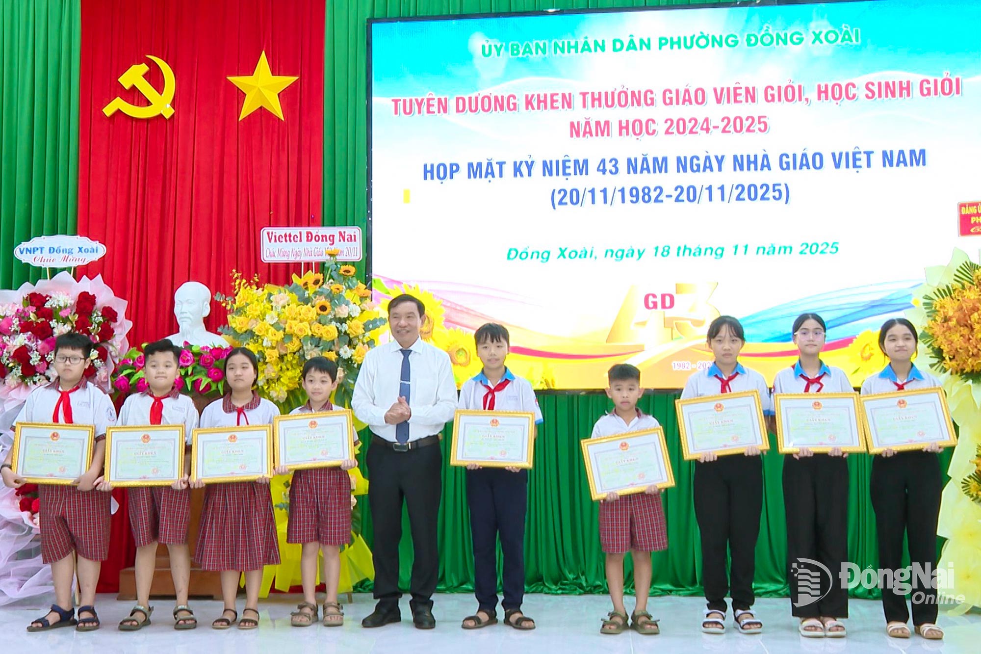 Giáo viên và học sinh có thành tích xuất sắc trong năm học 2024-2025 được tuyên dương, khen thưởng. Hình: Trần Cảnh