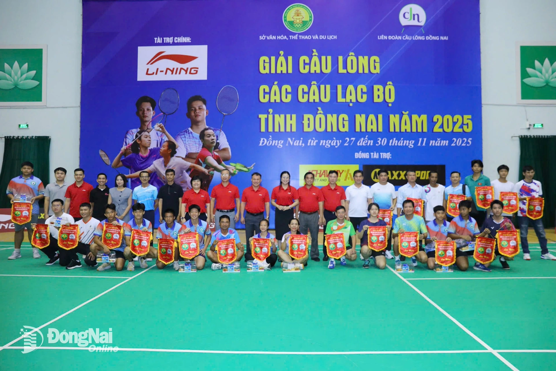 Các đại biểu, ban tổ chức giải cùng đại diện các đơn vị tham dự giải tại lễ khai mạc giải. Ảnh: Huy Anh