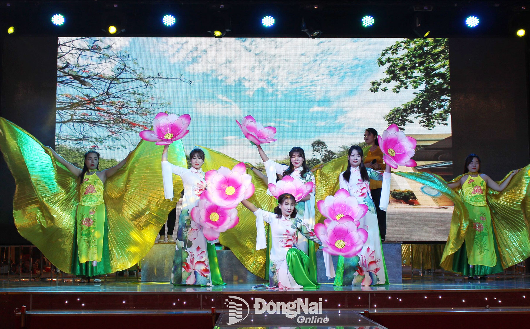 Cán bộ, công chức, viên chức, người lao động trên địa bàn tỉnh tham gia phong trào văn nghệ, thể thao, nâng cao đời sống tinh thần. Ảnh: My Ny