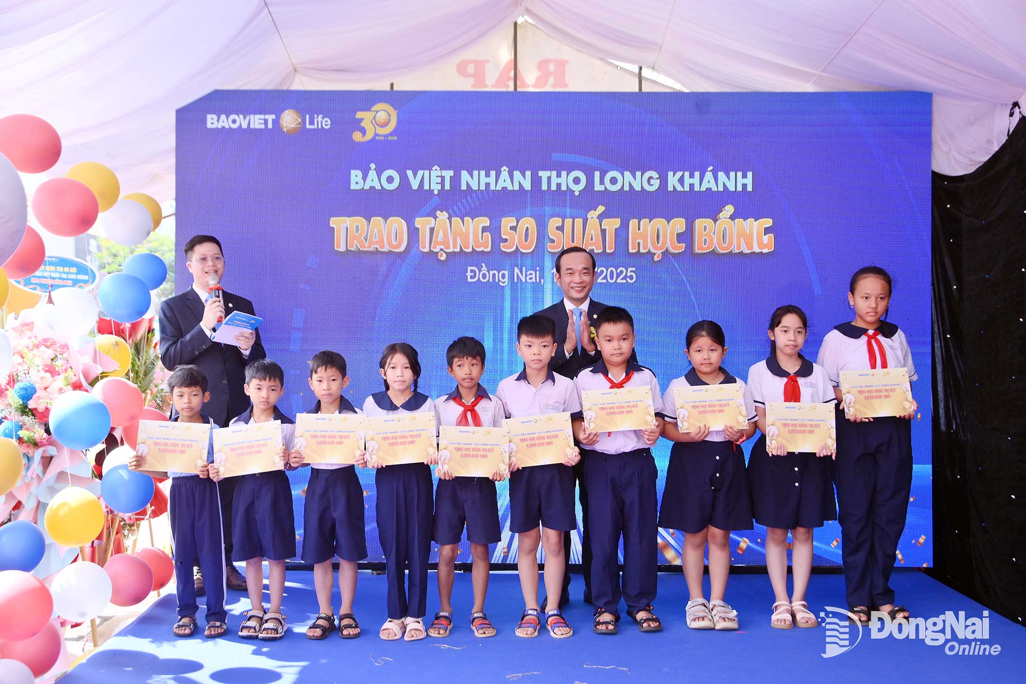 Đại diện Bảo Việt Nhân thọ Long Khánh trao học bổng cho các em học sinh vượt khó học giỏi. Ảnh: Khôi Nguyên