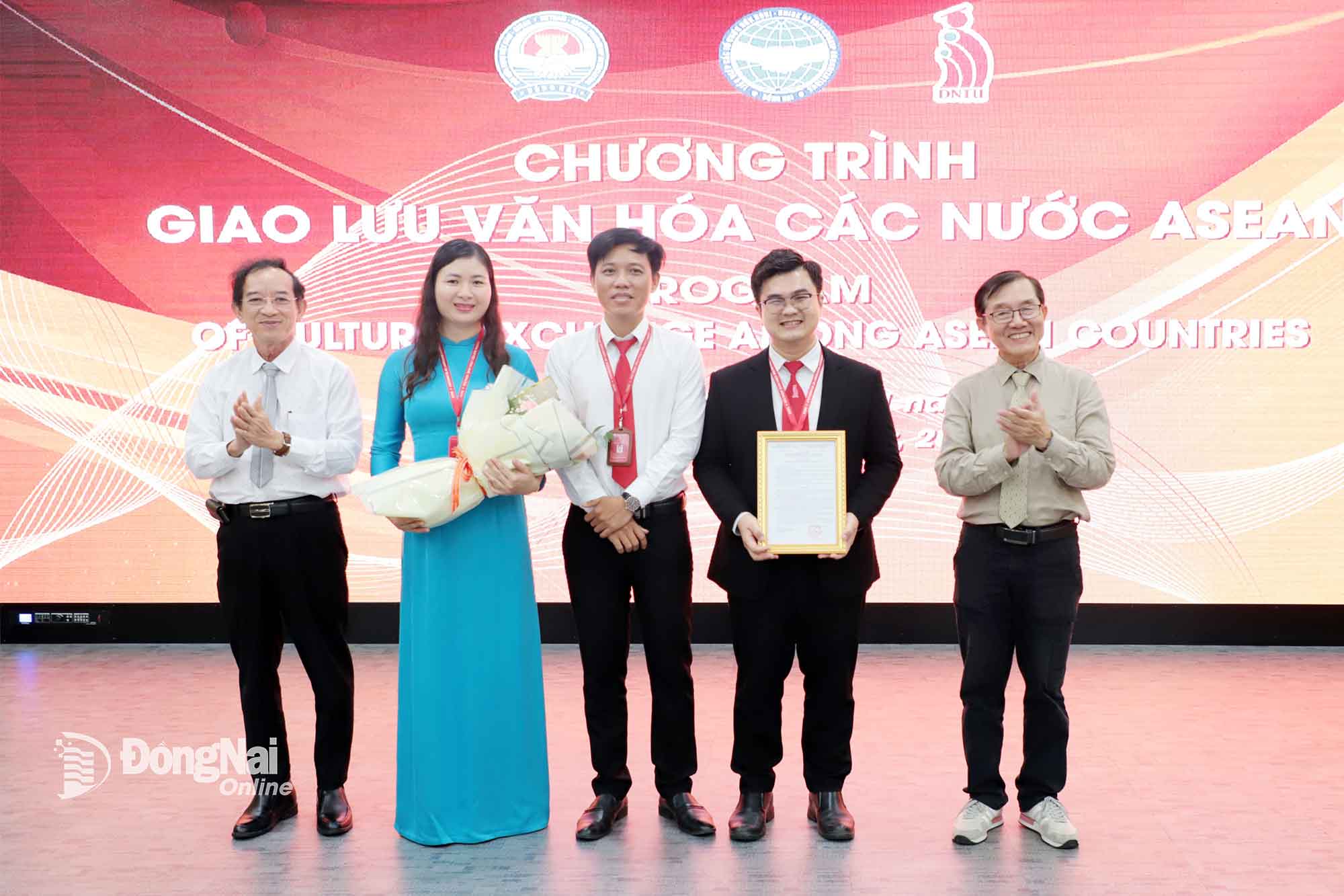 The Dong Nai Vietnam-ASEAN Friendship Association presents the decision to establish the Vietnam-ASEAN Friendship Sub-Association at Dong Nai University of Technology. Photo: My Ny