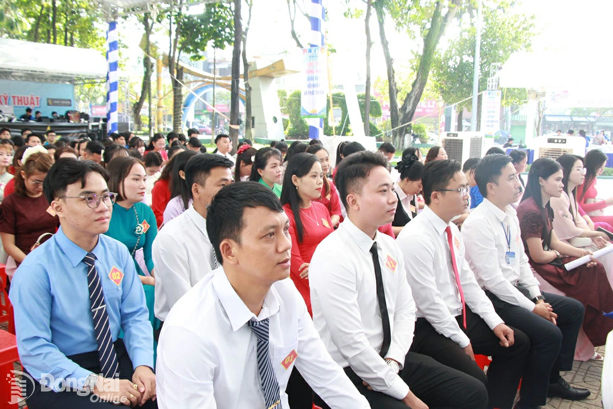 Outstanding young teachers attend the award ceremony. Photo: Nga Son