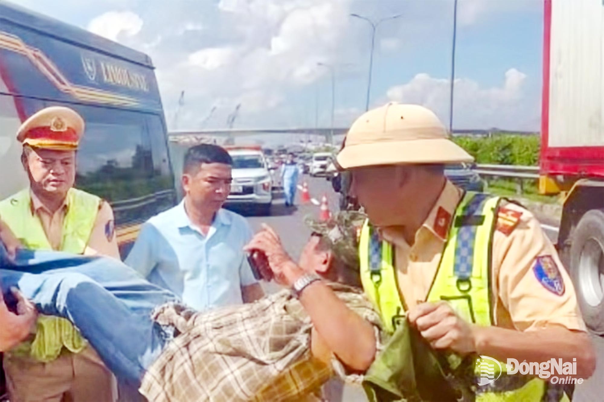 Tổ công tác thuộc Đội Tuần tra kiểm soát giao thông đường bộ cao tốc số 6, Phòng Hướng dẫn tuần tra kiểm soát giao thông đường bộ (Cục Cảnh sát giao thông, Bộ Công an) hỗ trợ tài xế xe khách có dấu hiệu đột quỵ ngay trên tuyến đường cao tốc Thành phố Hồ Chí Minh - Long Thành - Dầu Giây đi cấp cứu. Ảnh: Cục Cảnh sát giao thông