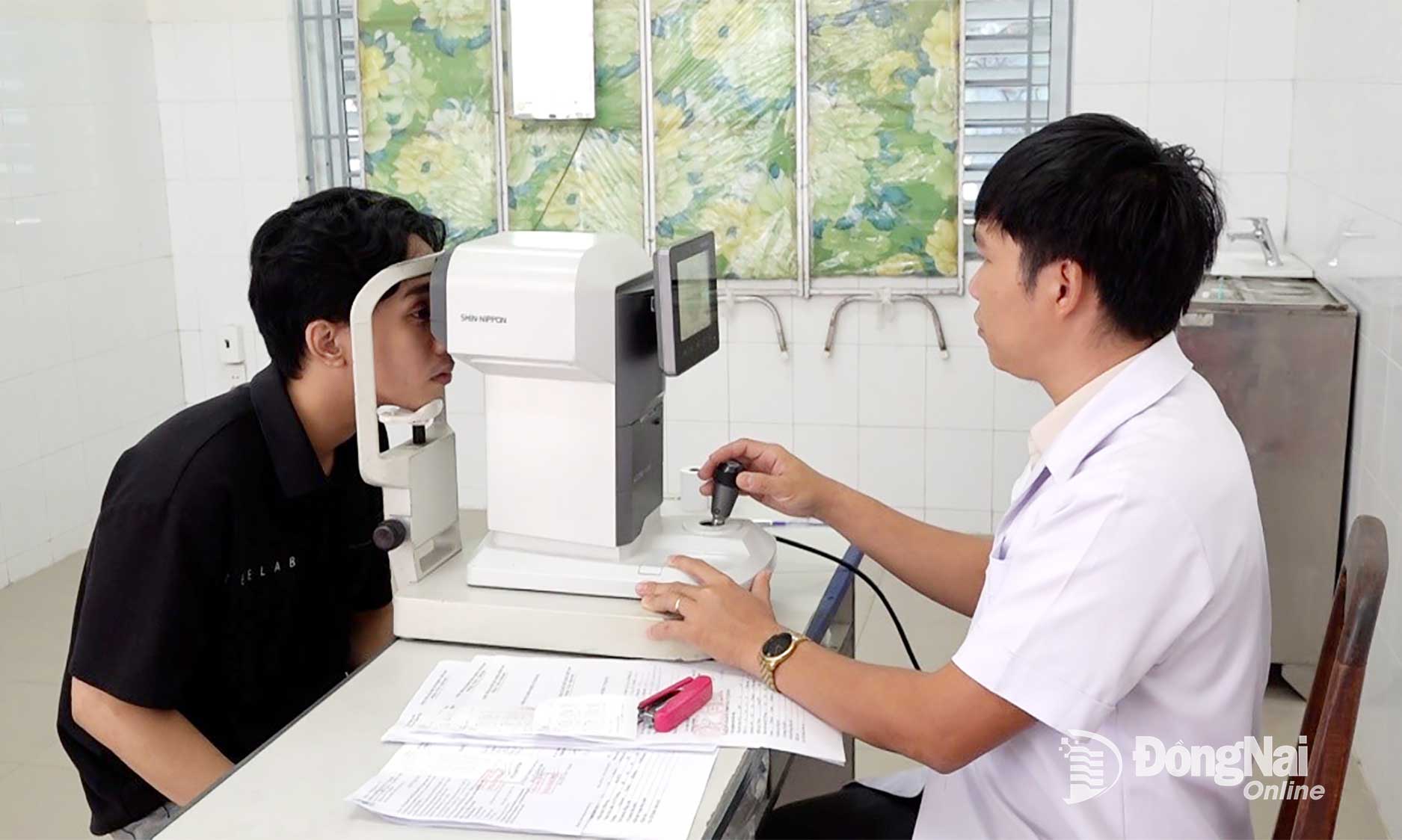 Bác sĩ khám mắt cho thanh niên tham gia nghĩa vụ quân sự năm 2026. Ảnh: Xuân Nương