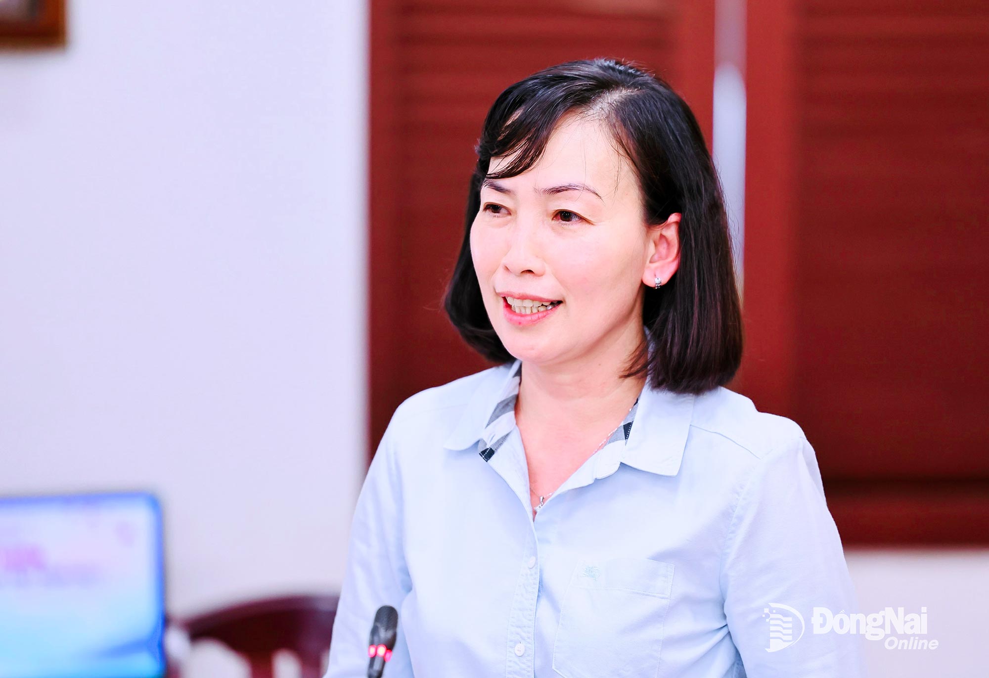 Provincial Party Committee member and Director of the Dong Nai Department of Education and Training Truong Thi Kim Hue delivers a speech, expressing gratitude for the deep attention from the leaders of the Provincial Party Committee, People’s Council, People’s Committee, Vietnam Fatherland Front Committee, and other provincial departments toward the education sector. Photo: Cong Nghia