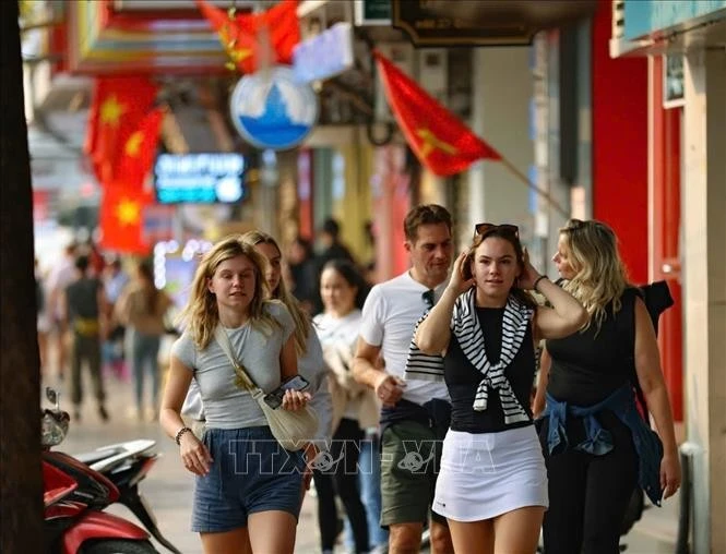 Foreigners stroll around Hanoi Old Quarter (Photo: VNA)
