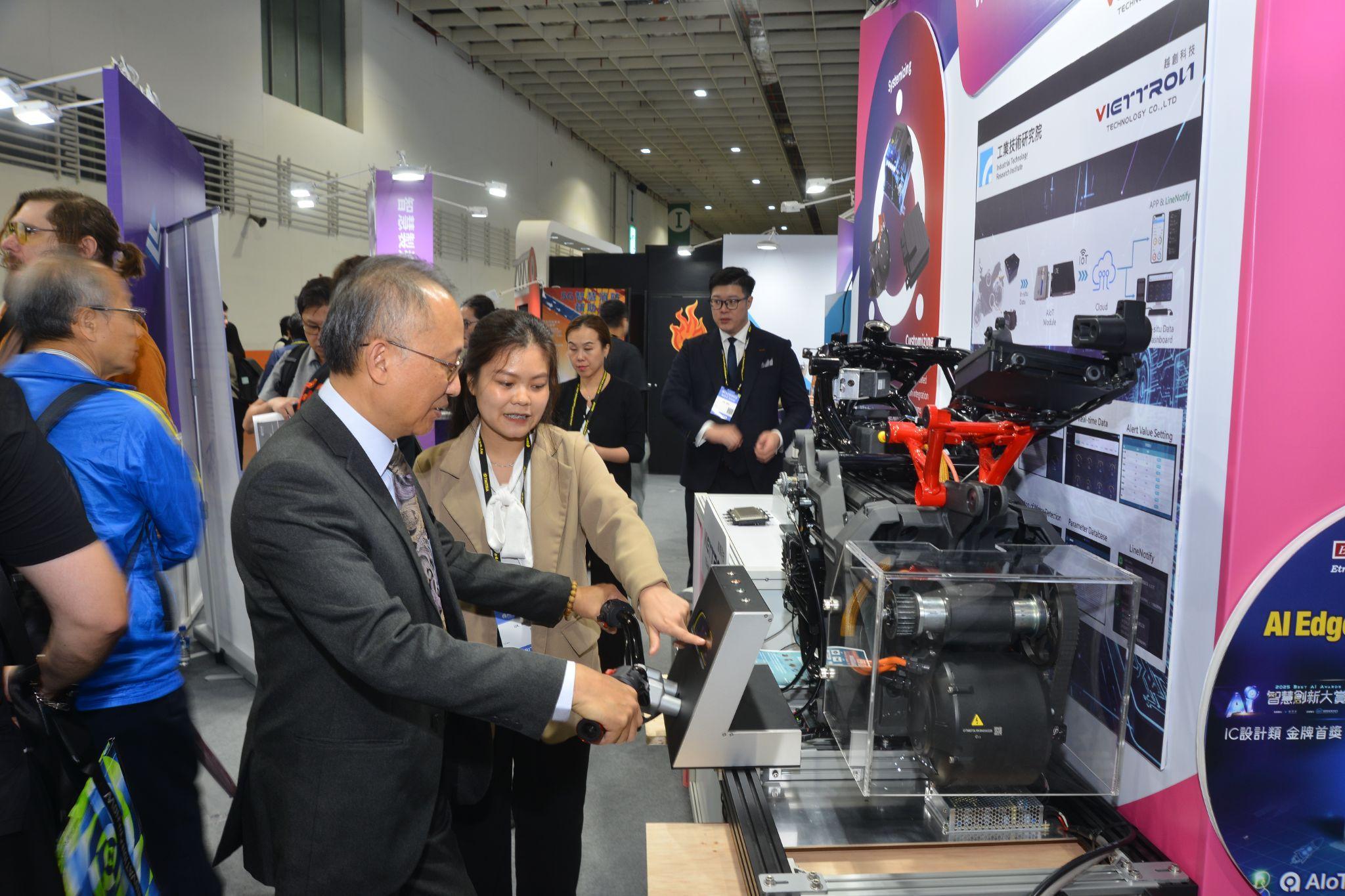 Gian trưng bày Viettron tại triển lãm 2025 Taitronics & AIoT Taiwan, giới thiệu các linh kiện cốt lõi do Viettron tự nghiên cứu và phát triển trong hệ sinh thái xe điện 2 bánh.