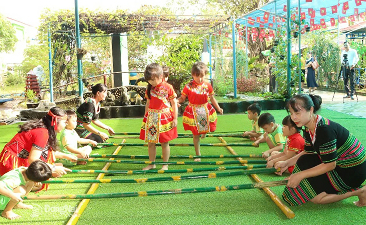 Một trong những tiết học giáo dục cảm xúc cho trẻ tại Trường mầm non Phú Riềng, xã Phú Riềng. Ảnh: Thanh Nga