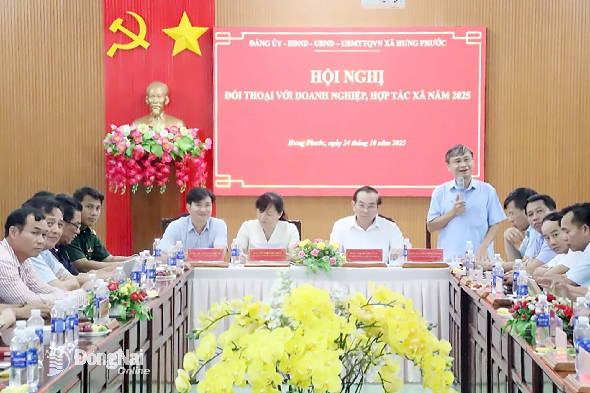 Lãnh đạo UBND xã Hưng Phước trong buổi đối thoại với các doanh nghiệp, hợp tác xã trên địa bàn xã. Ảnh: Đức Dũng