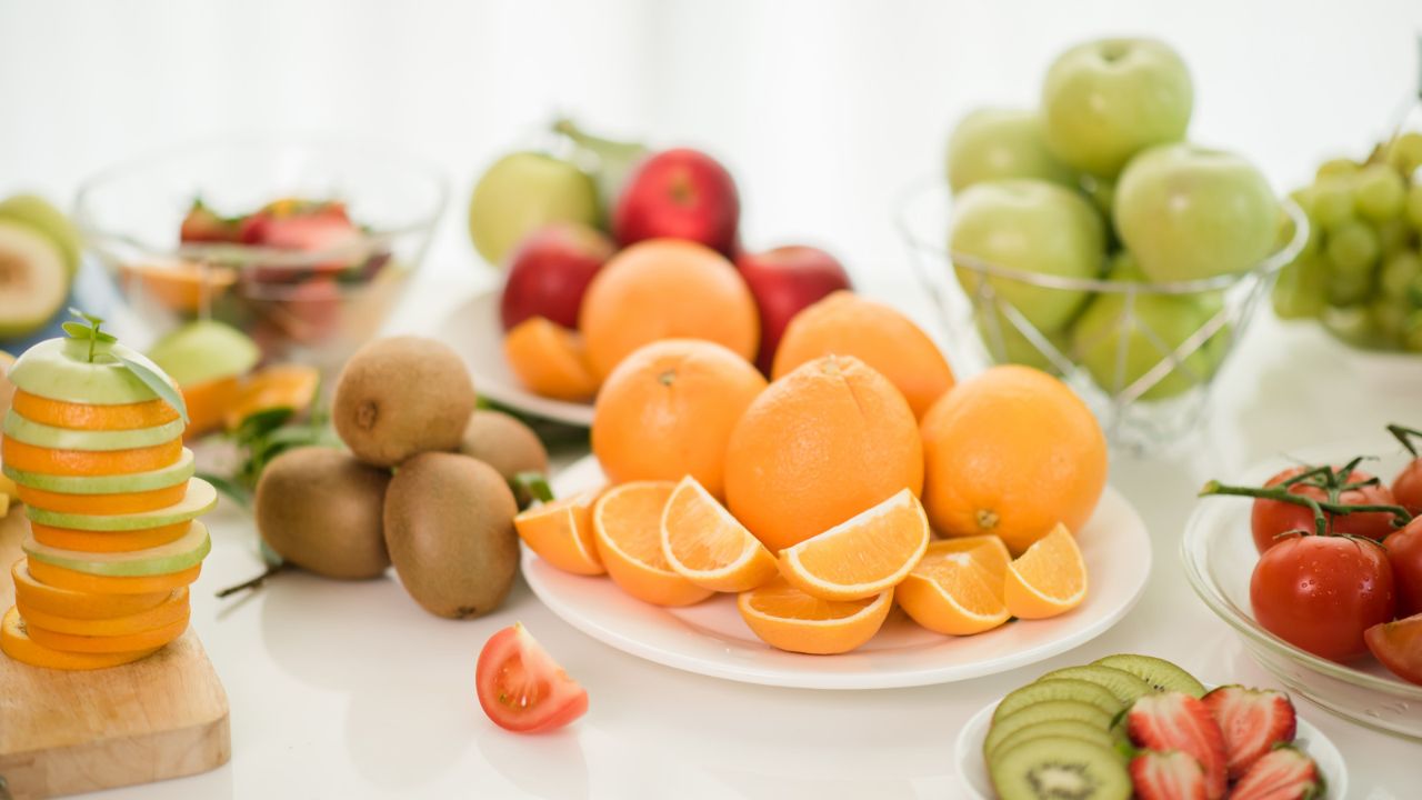 Bổ sung thực phẩm chứa Vitamin C để nuôi dưỡng da khi đi du lịch.