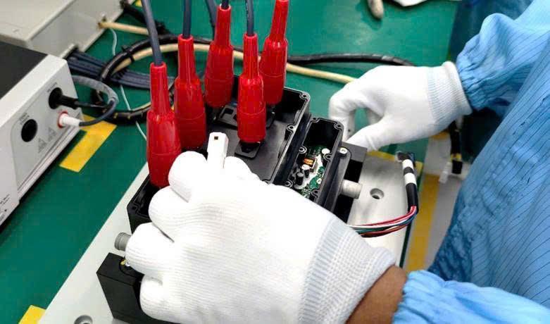 Quá trình lắp ráp và kiểm định mô-đun công suất cao trong dây chuyền sản xuất của Vnines.