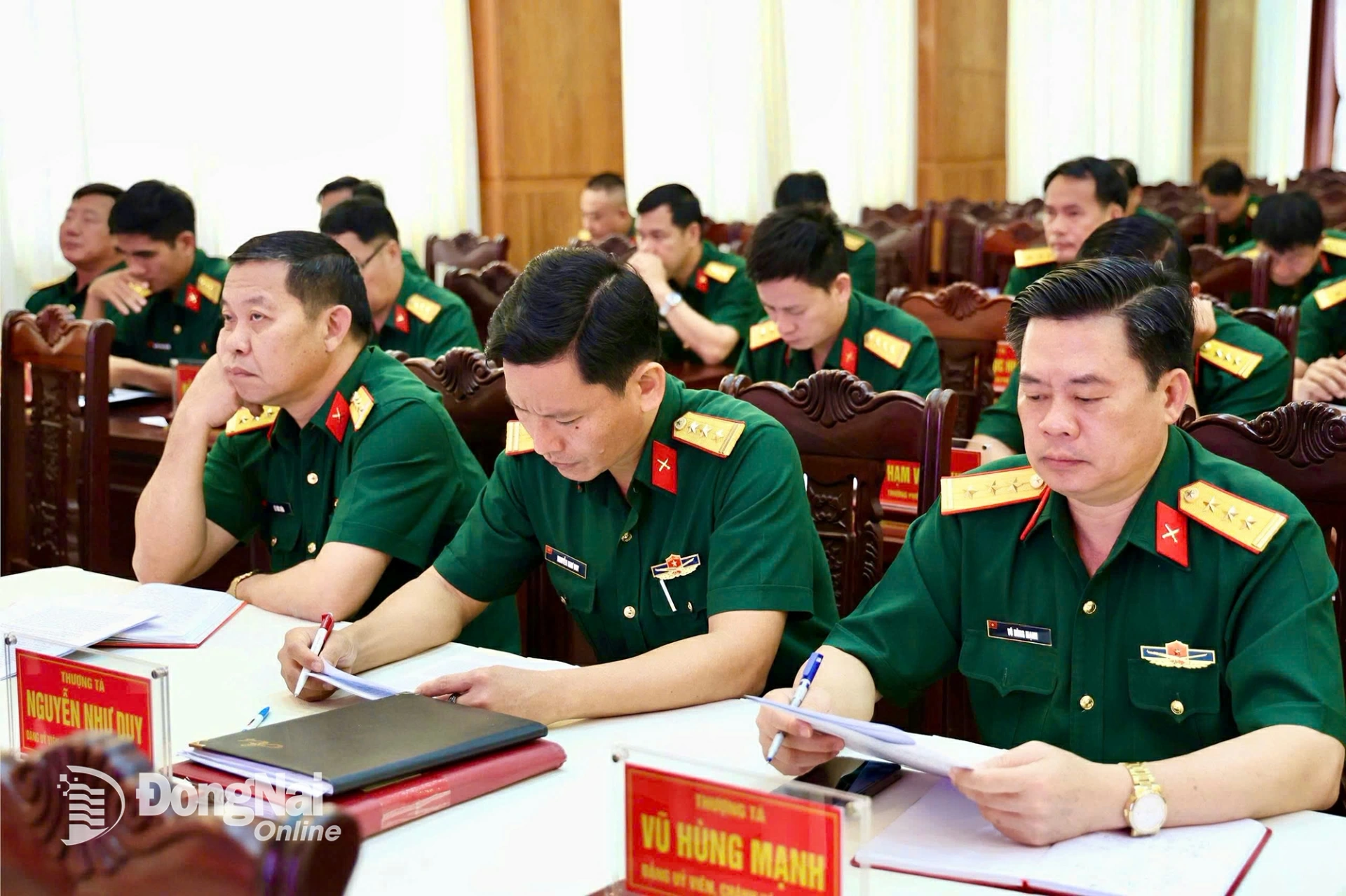 Các đại biểu nghiên cứu, học tập nghị quyết các cấp. Ảnh: Anh Đức