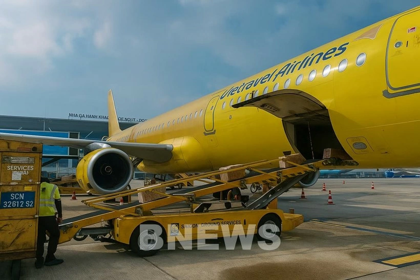 Vietravel Airlines has launched a programme to provide free transport of relief goods to central localities affected by recent natural disasters. (Photo: VNA)