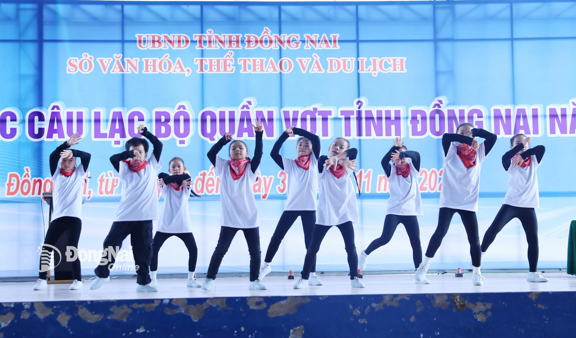 Tiết mục văn nghệ chào mừng lễ khai mạc. Ảnh: Huy Anh