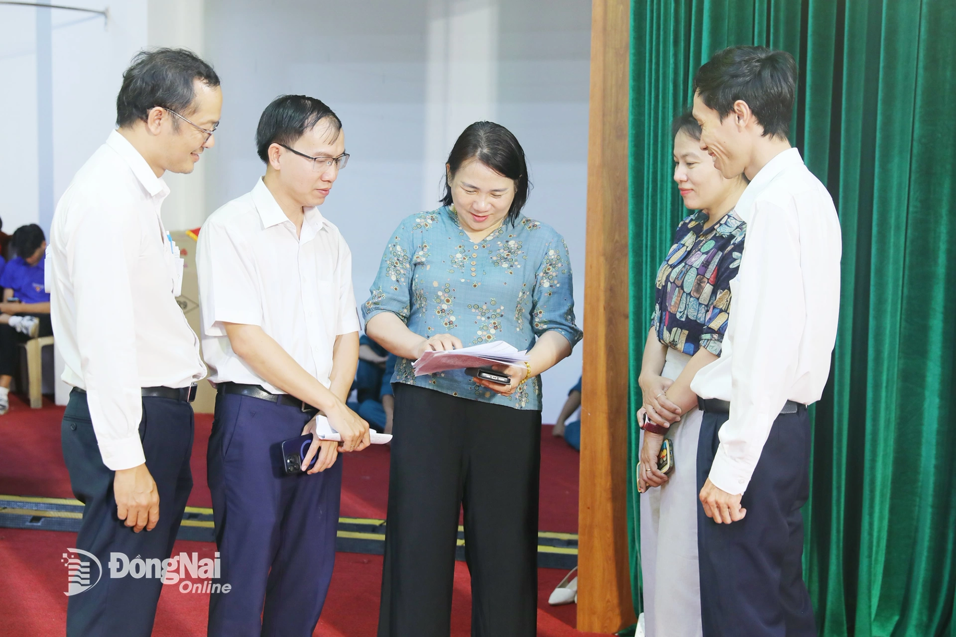 The Organizing Committee discusses key details during the final rehearsal. Photo: Huy Anh