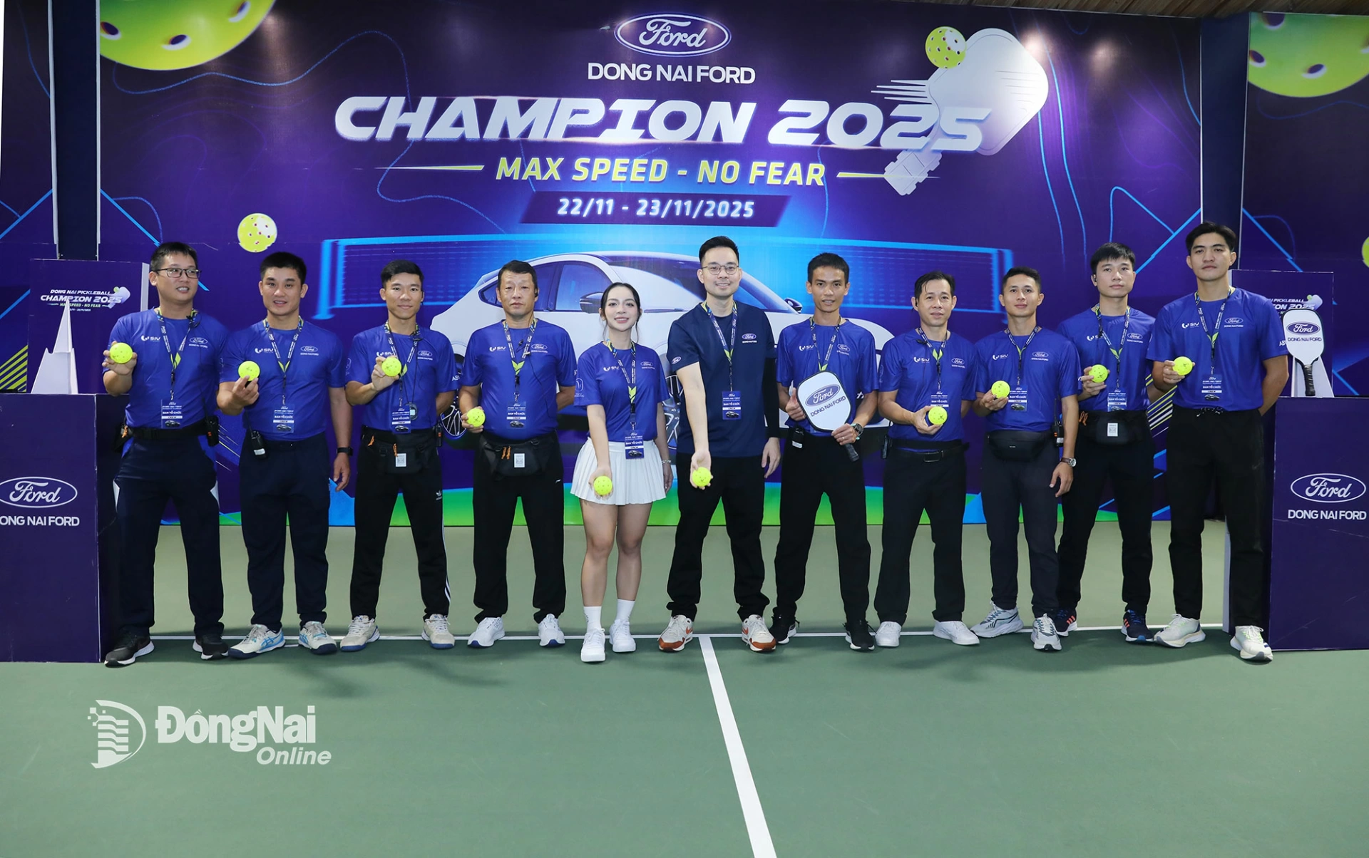 Ban tổ chức cùng lực lượng trọng tài thực hiện nghi thức khai mạc giải. Ảnh: Huy Anh