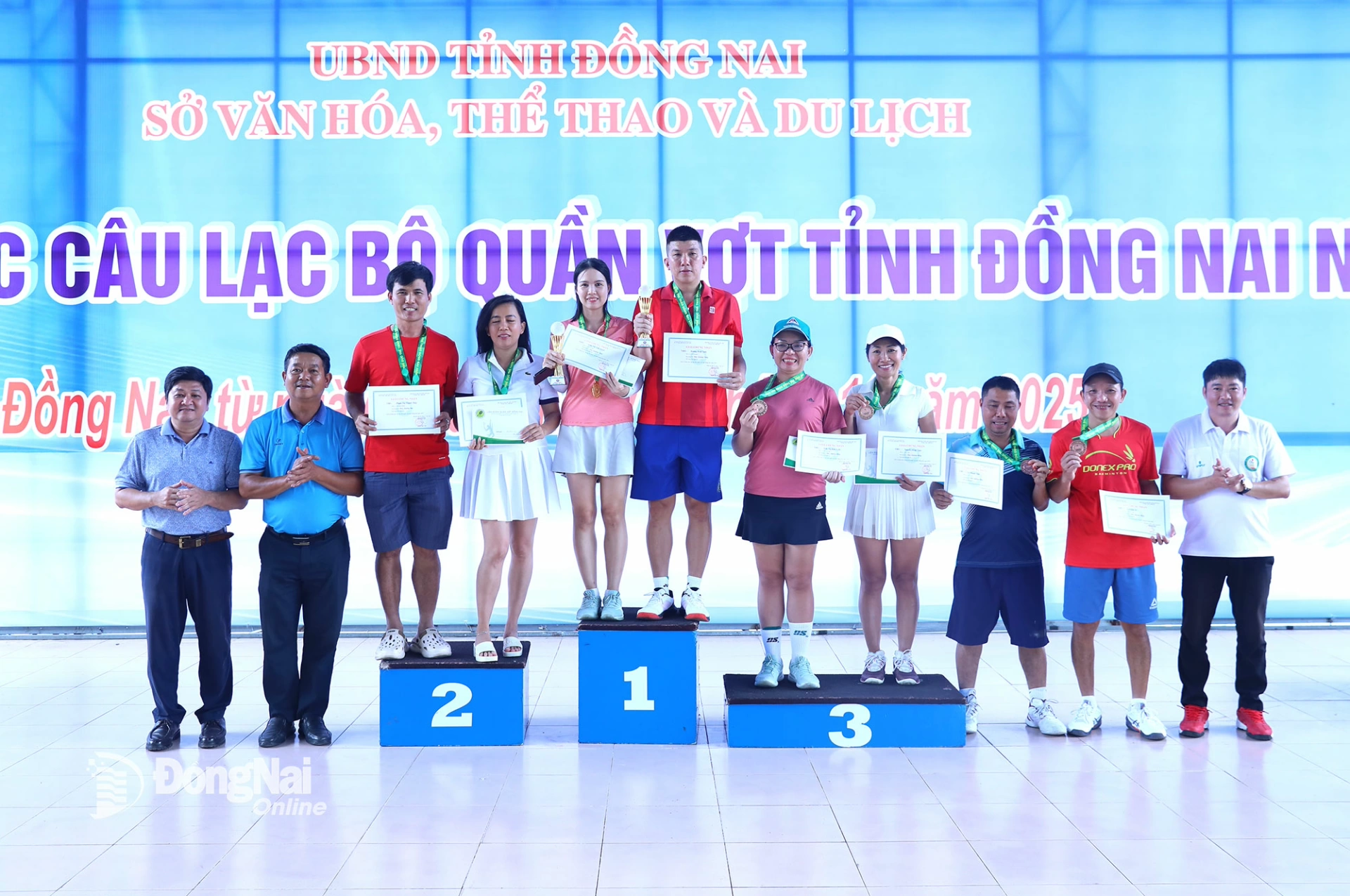 Ban tổ chức cùng các vận động viên đạt thứ hạng cao nội dung đôi nam nữ 1250. Ảnh: Huy Anh