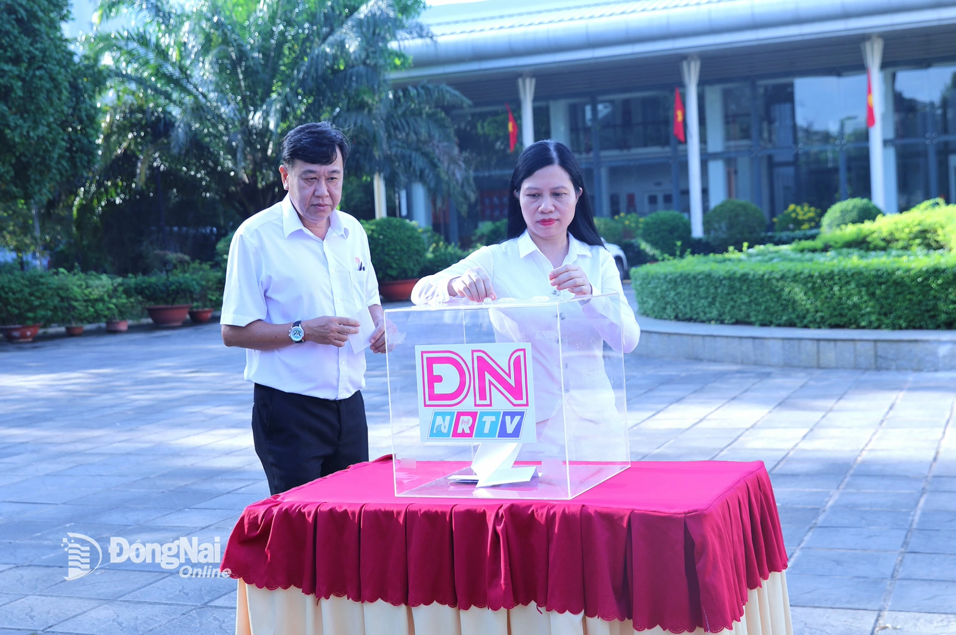 Các đồng chí Phó Tổng biên tập Báo và Phát thanh, Truyền hình Đồng Nai tham gia ủng hộ đồng bào bị thiệt hại do mưa lũ gây ra. Ảnh: Huy Anh