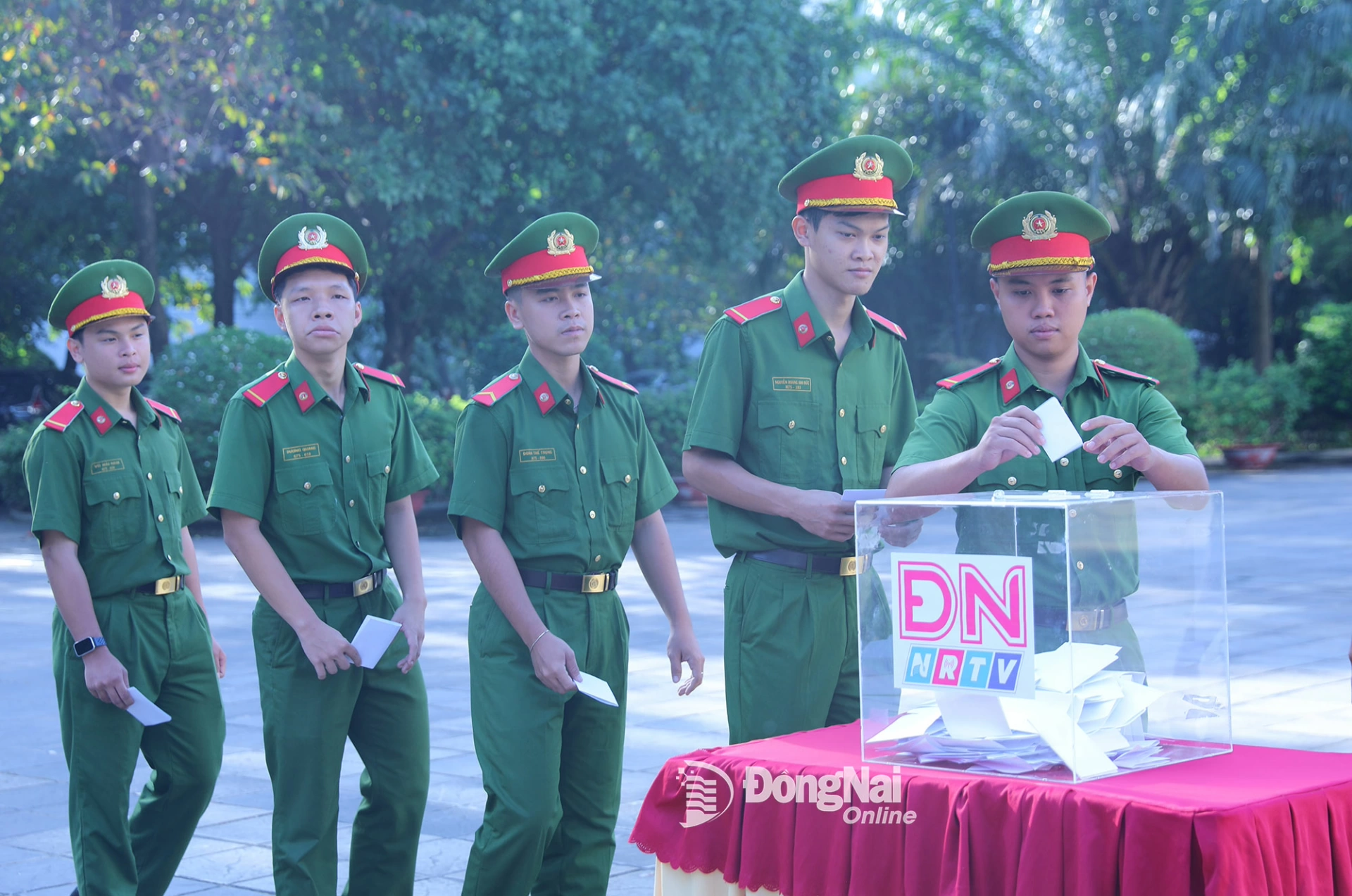 Lực lượng cán bộ chiến sĩ công an tham gia ủng hộ sau phát động. Ảnh: Huy Anh