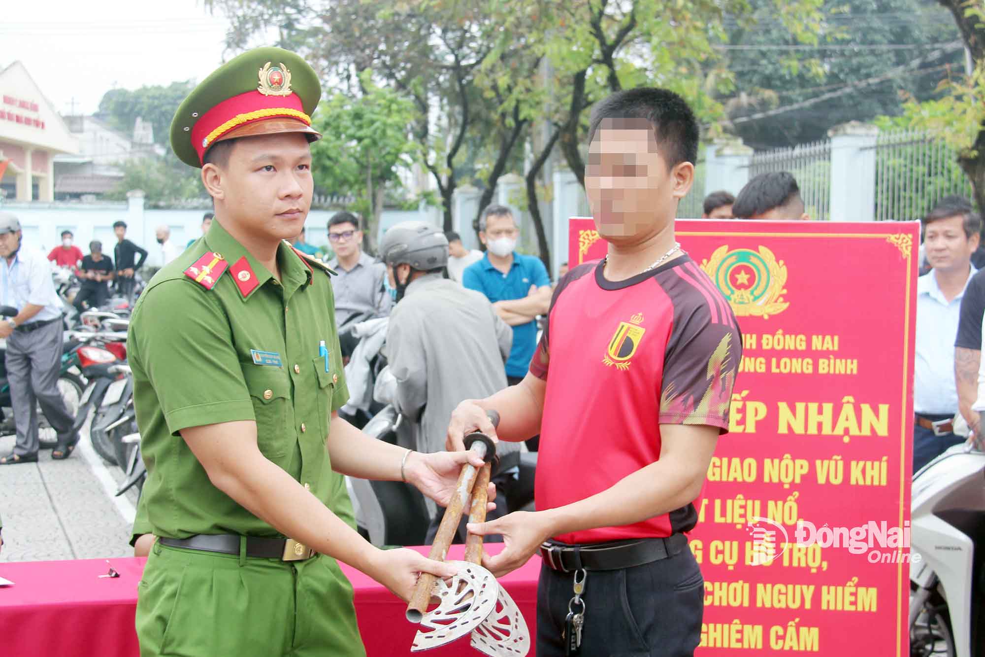 Cán bộ Công an phường Long Bình, tỉnh Đồng Nai tổ chức tiếp nhận vũ khí, vật liệu nổ, công cụ hỗ trợ do người dân giao nộp. Ảnh: Trần Danh