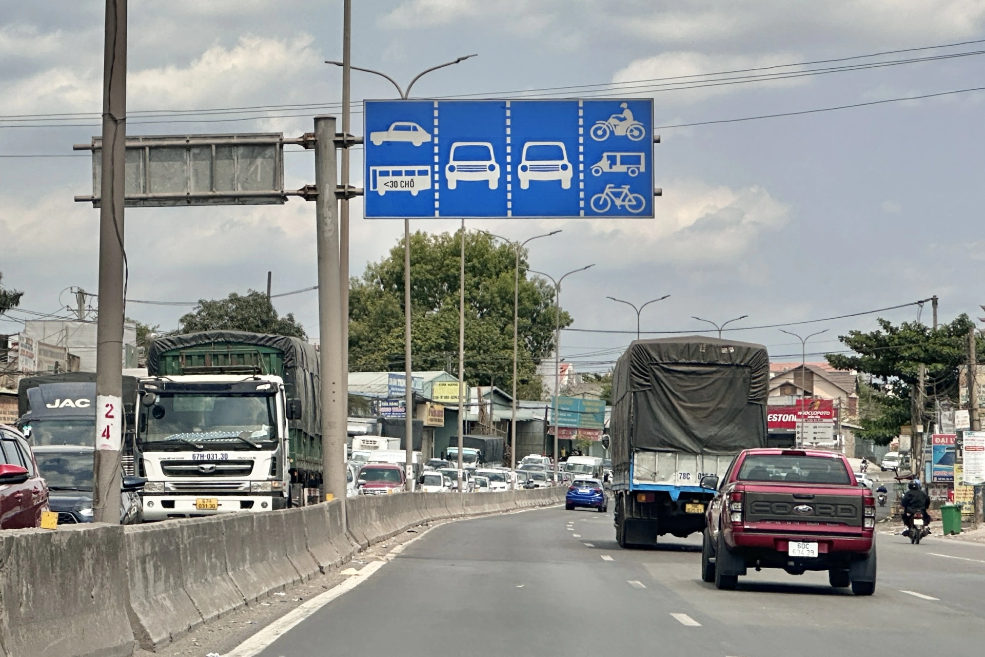 Cách phân làn hiện tại trên quốc lộ 51 qua địa phận tỉnh Đồng Nai sẽ tổ chức cho các xe ô tô lưu thông. Làn 3 sẽ tổ chức cho các xe ô tô con, xe khách dưới 30 chỗ lưu thông. Làn 4 (sát lề đường) sẽ tổ chức cho các xe 2, 3 bánh lưu thông.
