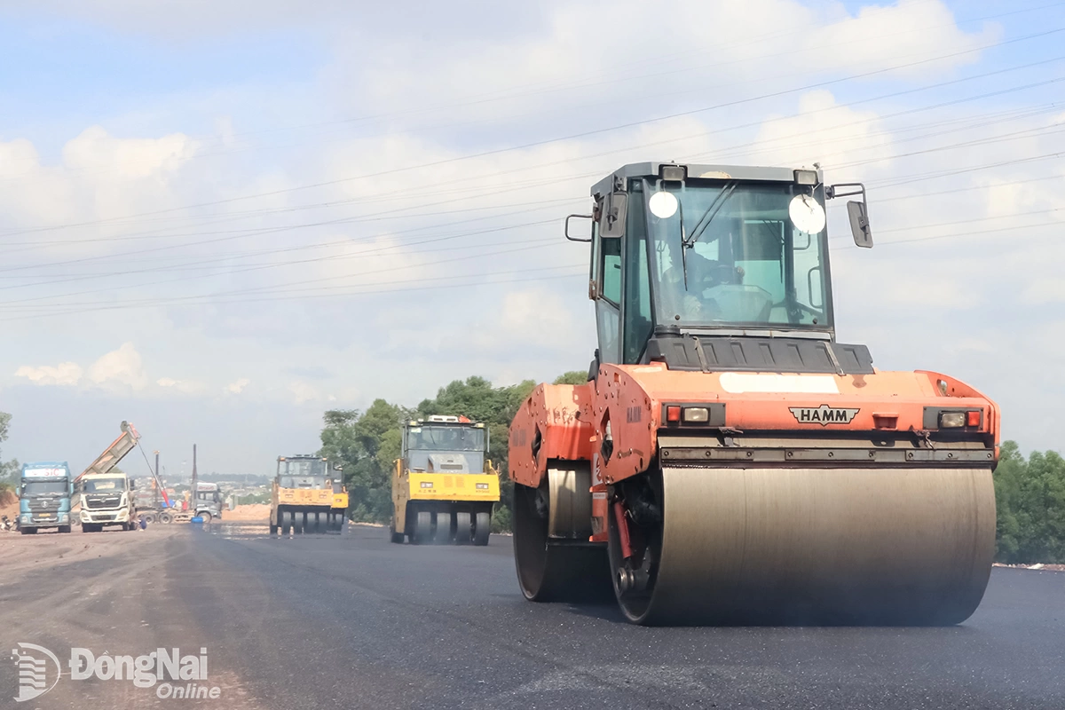 Construction of asphalt concrete paving for a section of package No. 18, Component Project 1, Bien Hoa - Vung Tau Expressway Project, section through Dong Nai province. Photo: Pham Tung

