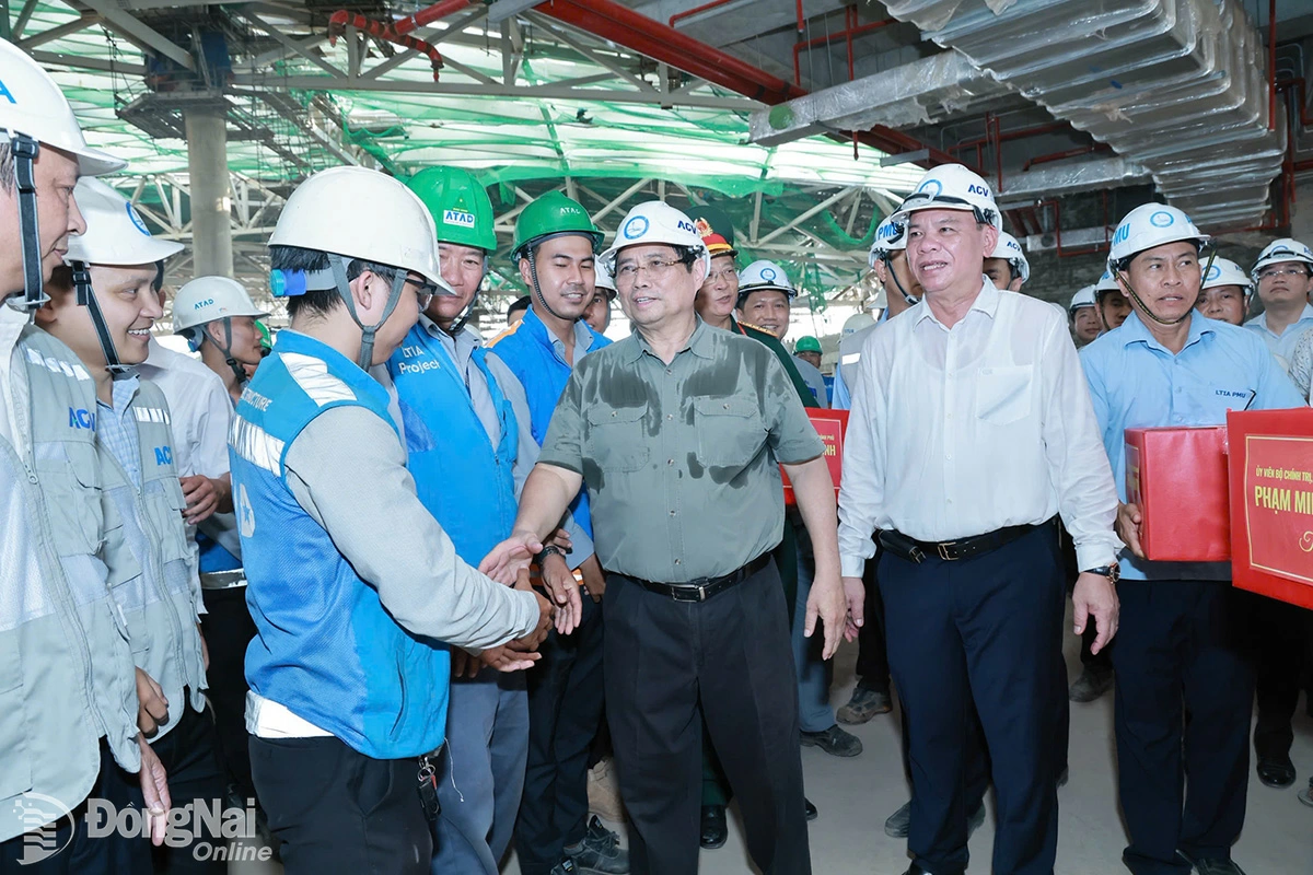 Thủ tướng Chính phủ Phạm Minh Chính bắt tay động viên đội ngũ cán bộ trẻ tham gia quản lý xây dựng Cảng hàng không quốc tế Long Thành trong chuyến thăm, làm việc về dự án ngày 2-8-2025. Ảnh: Công Nghĩa

