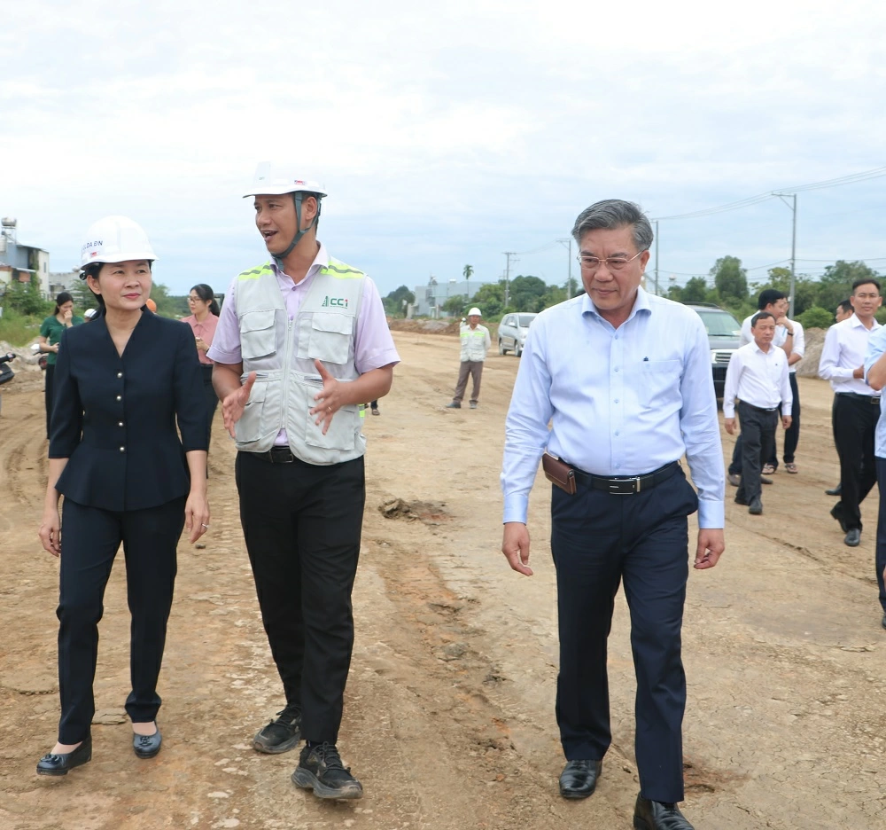Đồng chí Tôn Ngọc Hạnh kiểm tra thực tế công trường thi công Dự án Thành phần 1, Dự án Đường cao tốc Biên Hòa - Vũng Tàu. Ảnh: Phạm Tùng