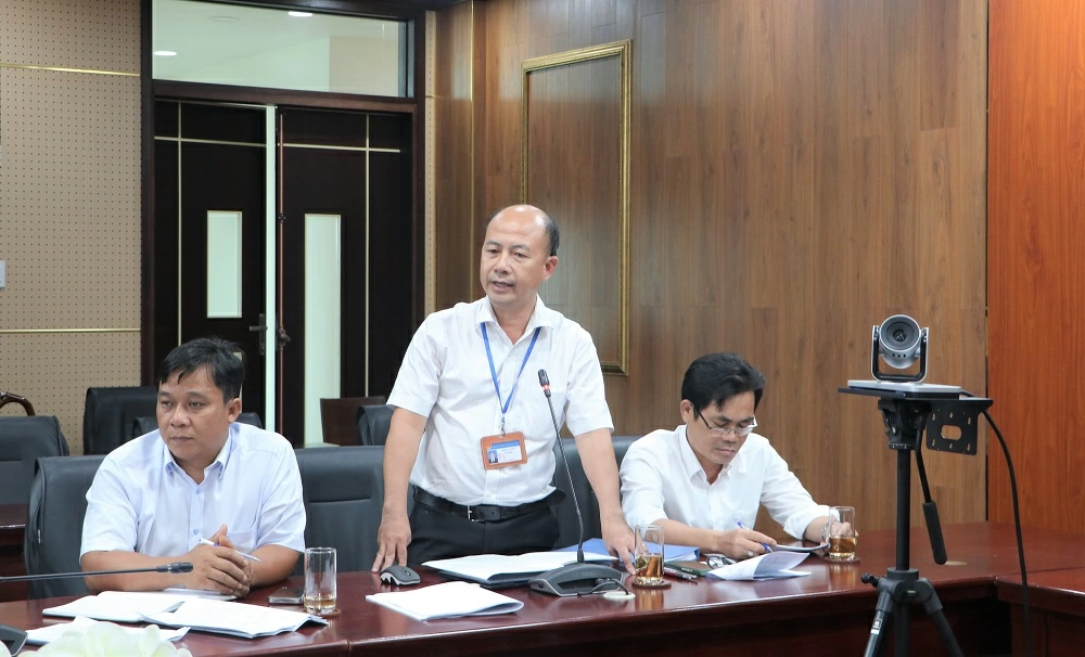 Đại diện chi nhánh Trung tâm Phát triển quỹ đất Vĩnh Cửu phát biểu ý kiến tại buổi làm việc. Ảnh: Phạm Tùng