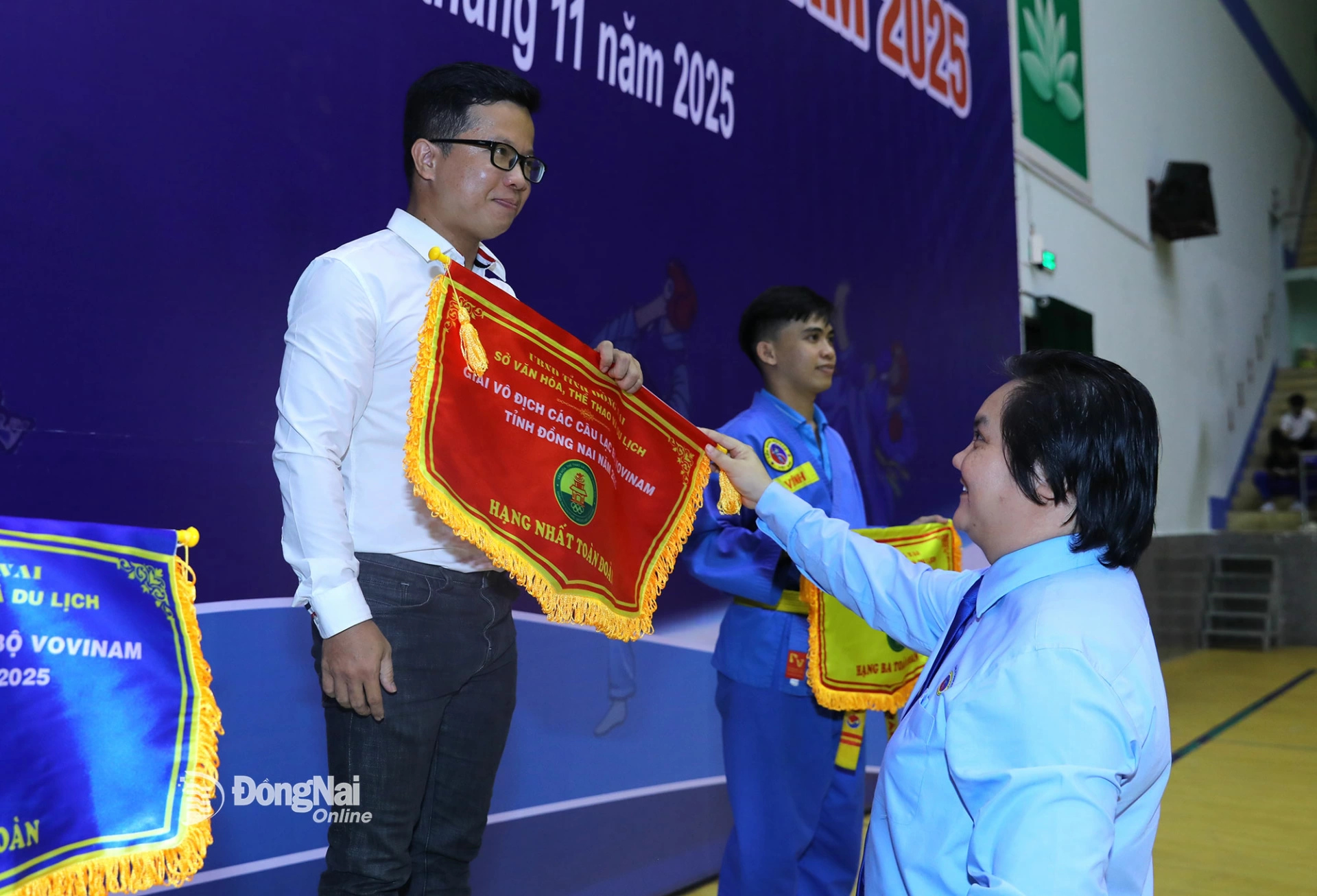 Ban tổ chức trao cờ dẫn đầu toàn đoàn cho phường Trấn Biên. Ảnh: Huy Anh