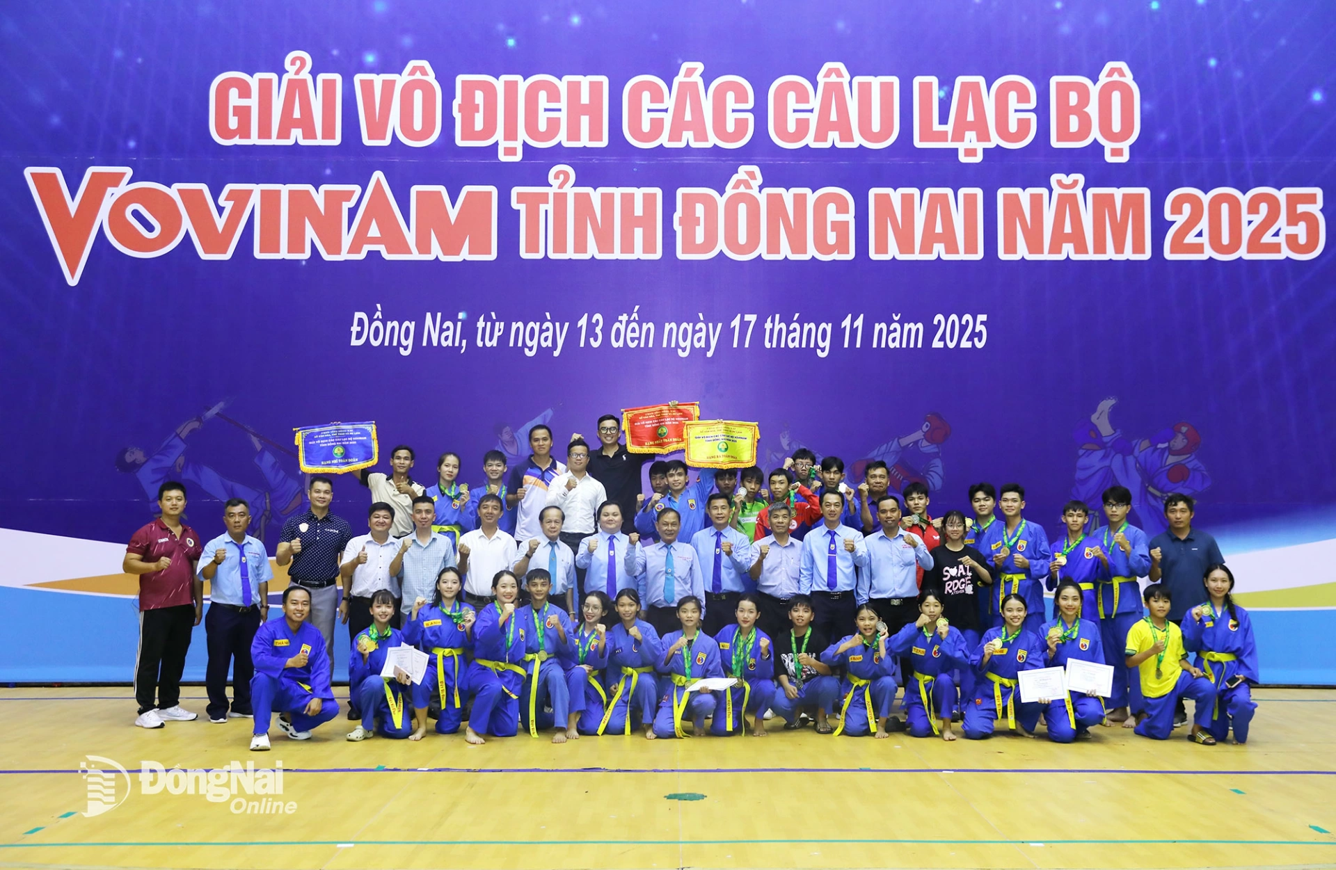 Các đại biểu, ban tổ chức, trọng tài chụp hình lưu niệm với các võ sĩ đạt huy chương tại giải. Ảnh: Huy Anh