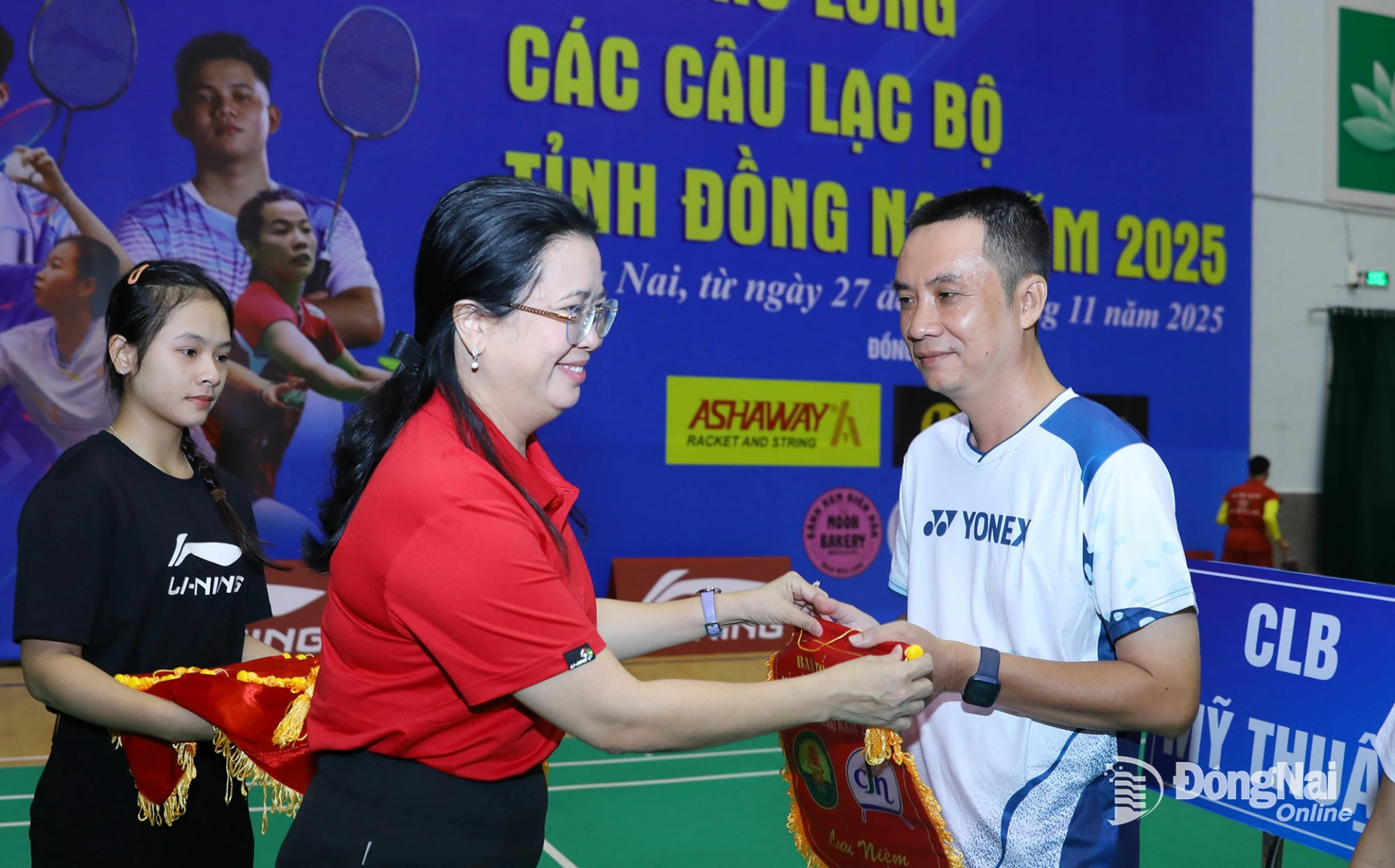 Tỉnh ủy viên, Giám đốc Sở Văn hóa, Thể thao và Du lịch Lê Thị Ngọc Loan tặng cờ lưu niệm cho các đơn vị tham gia giải. Ảnh: Huy Anh