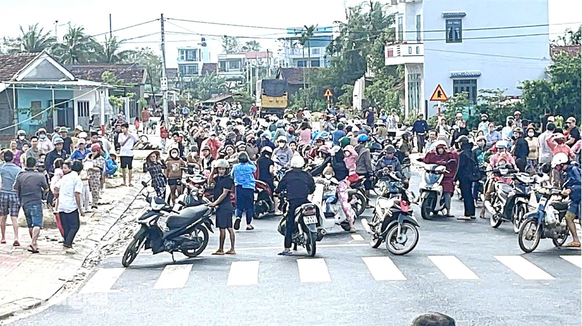 Đông đảo người dân vùng bị thiên tai chờ nhận hàng cứu trợ. Ảnh: ĐVCC