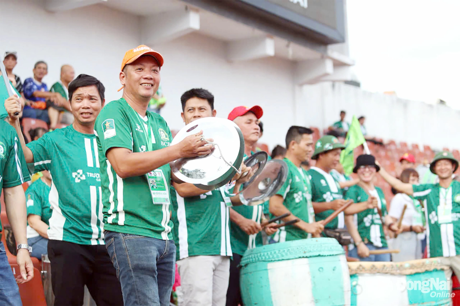 Đông đảo cổ động viên CLB Trường Tươi Đồng Nai tới sân Thống Nhất cổ vũ cho Những chiến binh xanh. Ảnh: CĐV TTĐN.