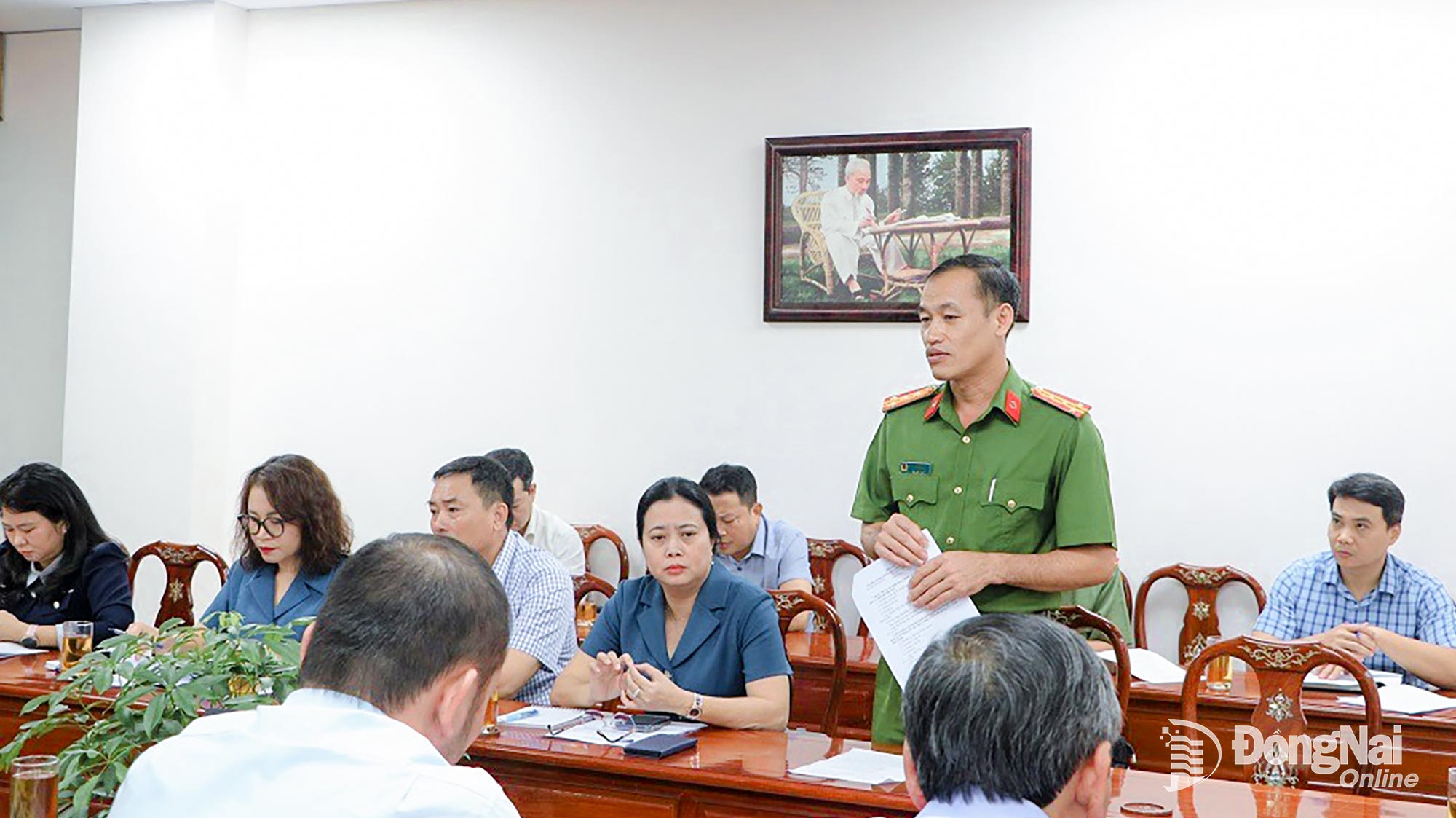 The representative of the Dong Nai Provincial Public Security speaks at the working session. Photo: Pham Tung