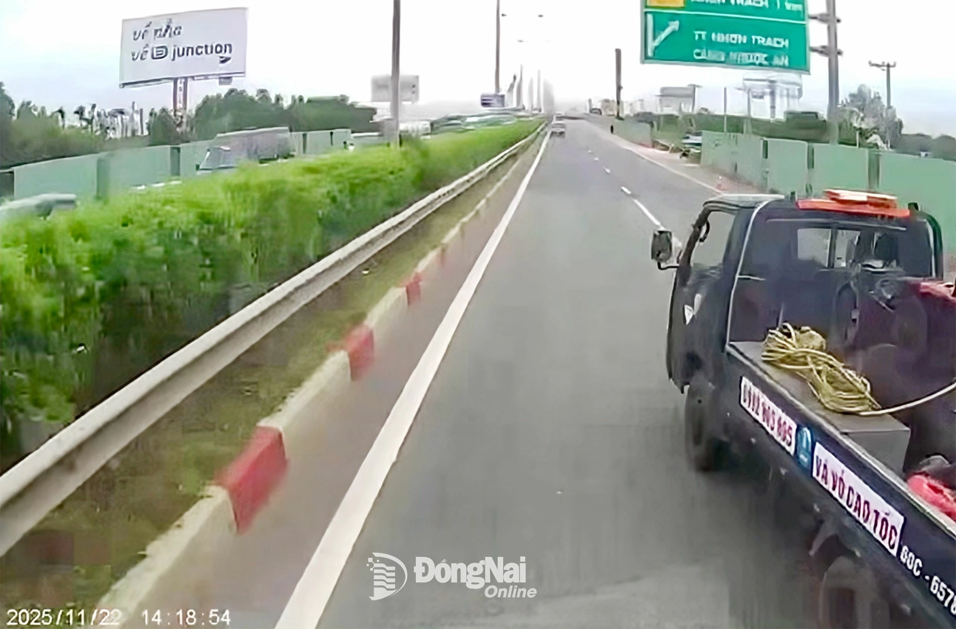 Xe tải biển số 60C-657.85 chở thiết bị bơm hơi, vá lốp xe có dấu hiệu “đánh võng”, chèn ép phương tiện khác và chuyển làn không có tín hiệu khi di chuyển trên tuyến cao tốc đường cao tốc Thành phố Hồ Chí Minh - Long Thành - Dầu Giây (hướng Thành phố Hồ Chí Minh đi tỉnh Đồng Nai). Ảnh: Người dân cung cấp