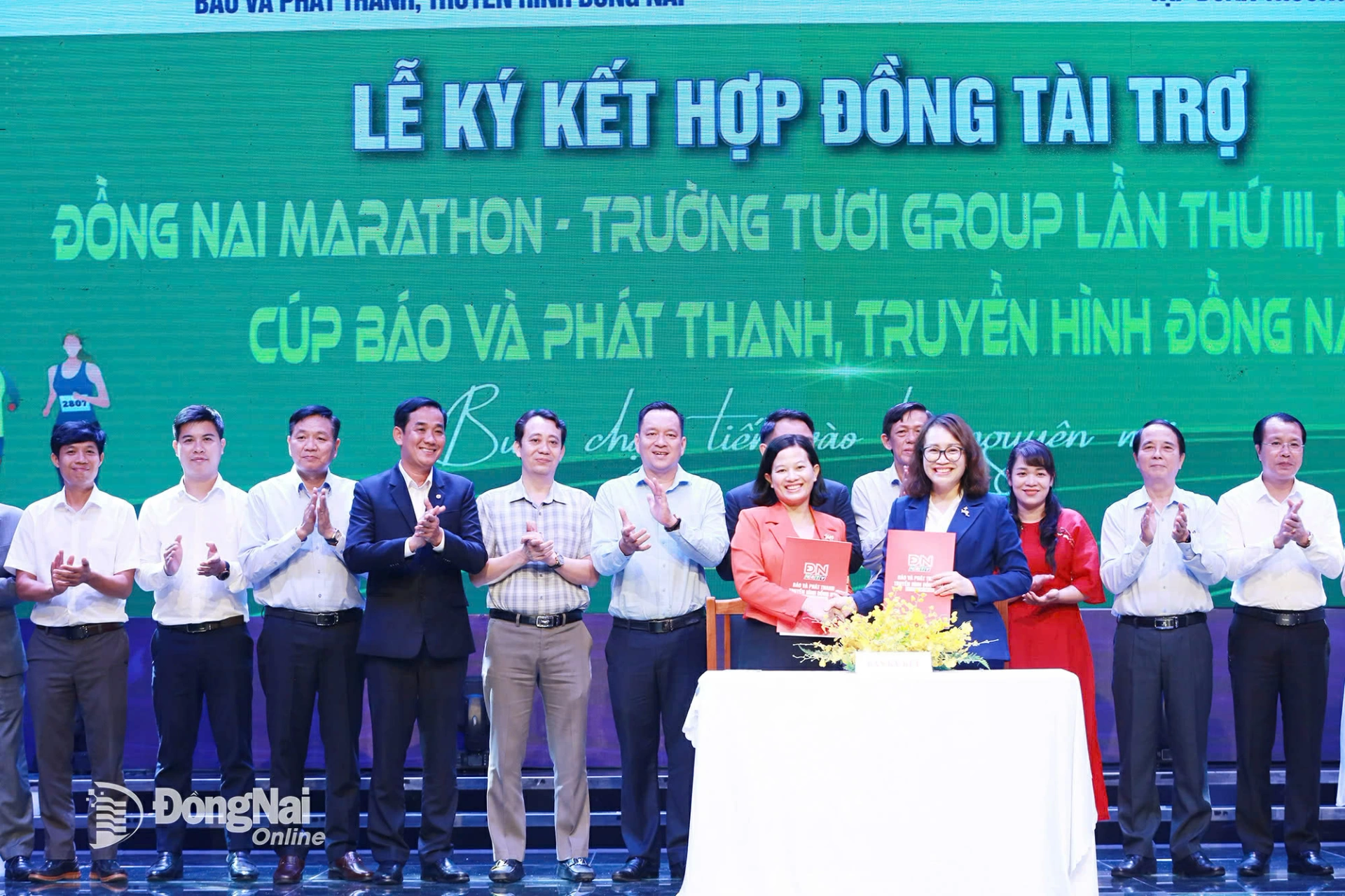 Tỉnh ủy viên, Tổng biên tập Báo và Phát thanh truyền hình Đồng Nai Nguyễn Thị Minh Nhâm ký kết hợp tác với các doanh nghiệp. Ảnh: Huy Anh