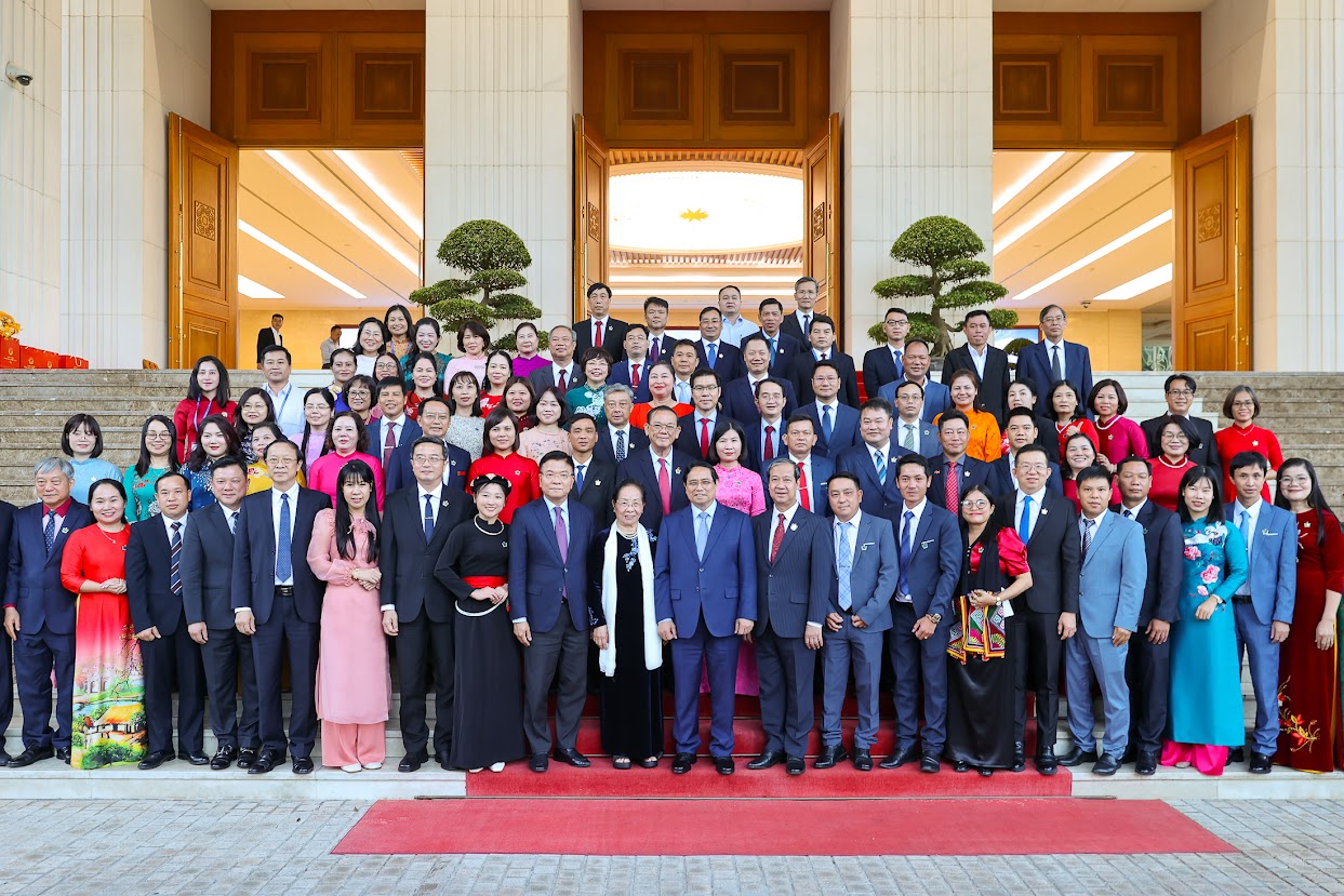 Thủ tướng chụp ảnh lưu niệm cùng các đại biểu - Ảnh: VGP/Nhật Bắc