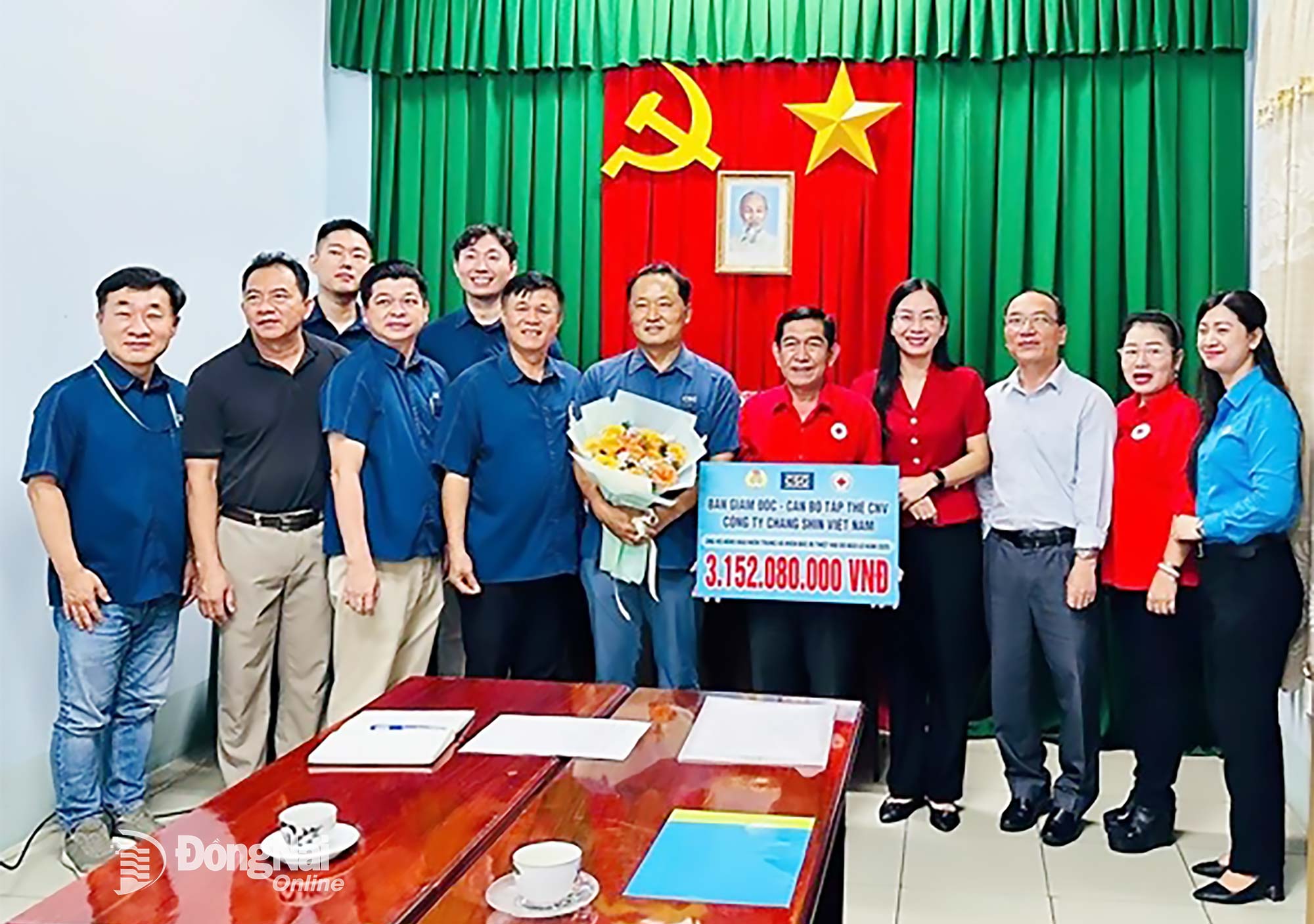 Representatives of the Dong Nai Provincial Red Cross Society receive support for flood victims from Changshin Vietnam Co., Ltd. (Tan Trieu ward, Dong Nai province). Photo: Collaborator