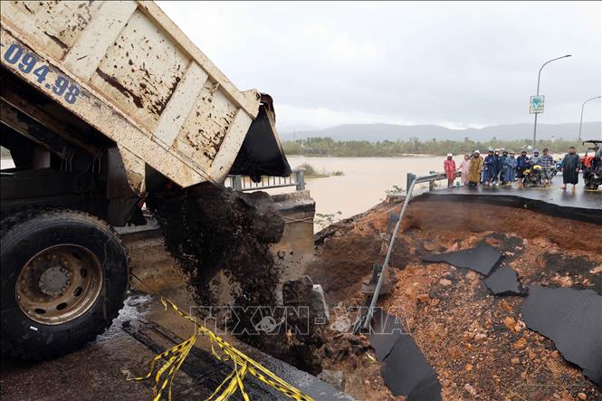 Đổ đất đá khắc phục sự cố sập mố cầu Lò Gốm kết nối xã Tuy An Đông và Tuy An Bắc (tỉnh Đắk Lắk). Ảnh: Đỗ Trưởng/TTXVN