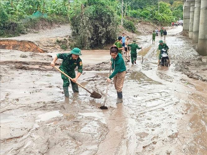 Đồn Biên phòng Thanh (Quảng Trị) hỗ trợ nhân dân khắc phục hậu quả thiên tai. Ảnh: TTXVN phát