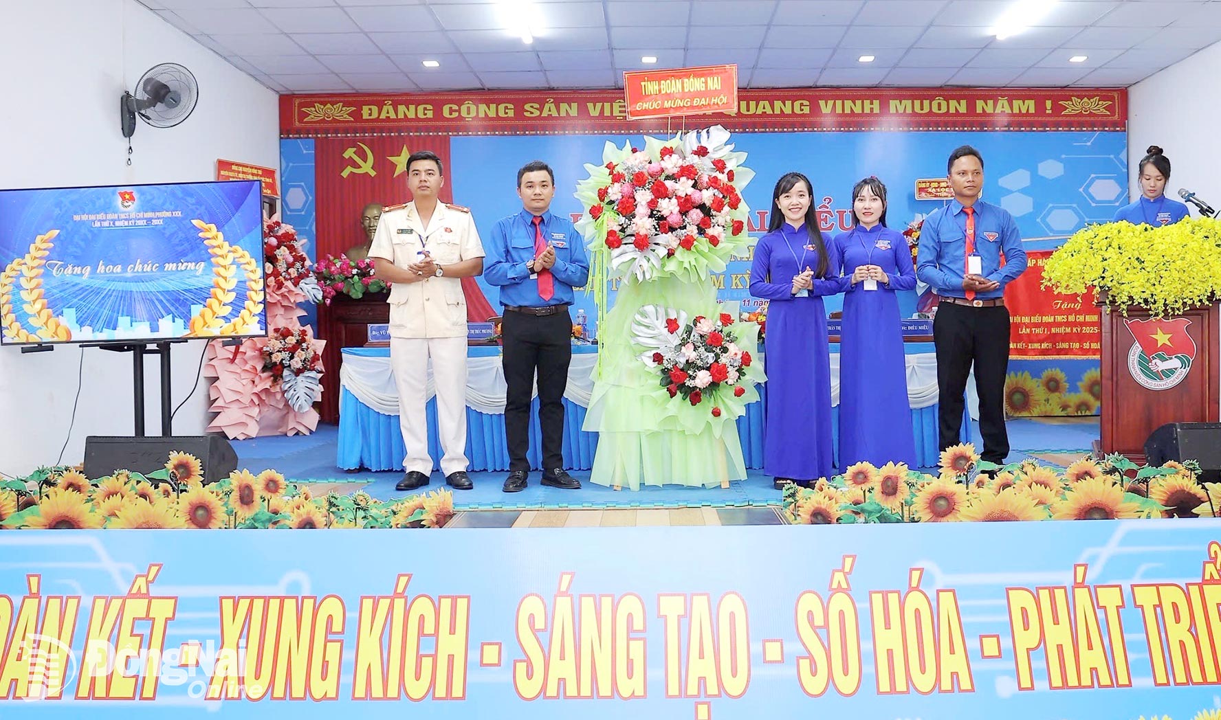 Ủy viên Ban Thường vụ Tỉnh đoàn, Phó Trưởng ban Công tác Đoàn và phong trào thanh thiếu nhi Đặng Thị Mỹ Lành tặng hoa chúc mừng đại hội. Ảnh: Thanh Tuyền