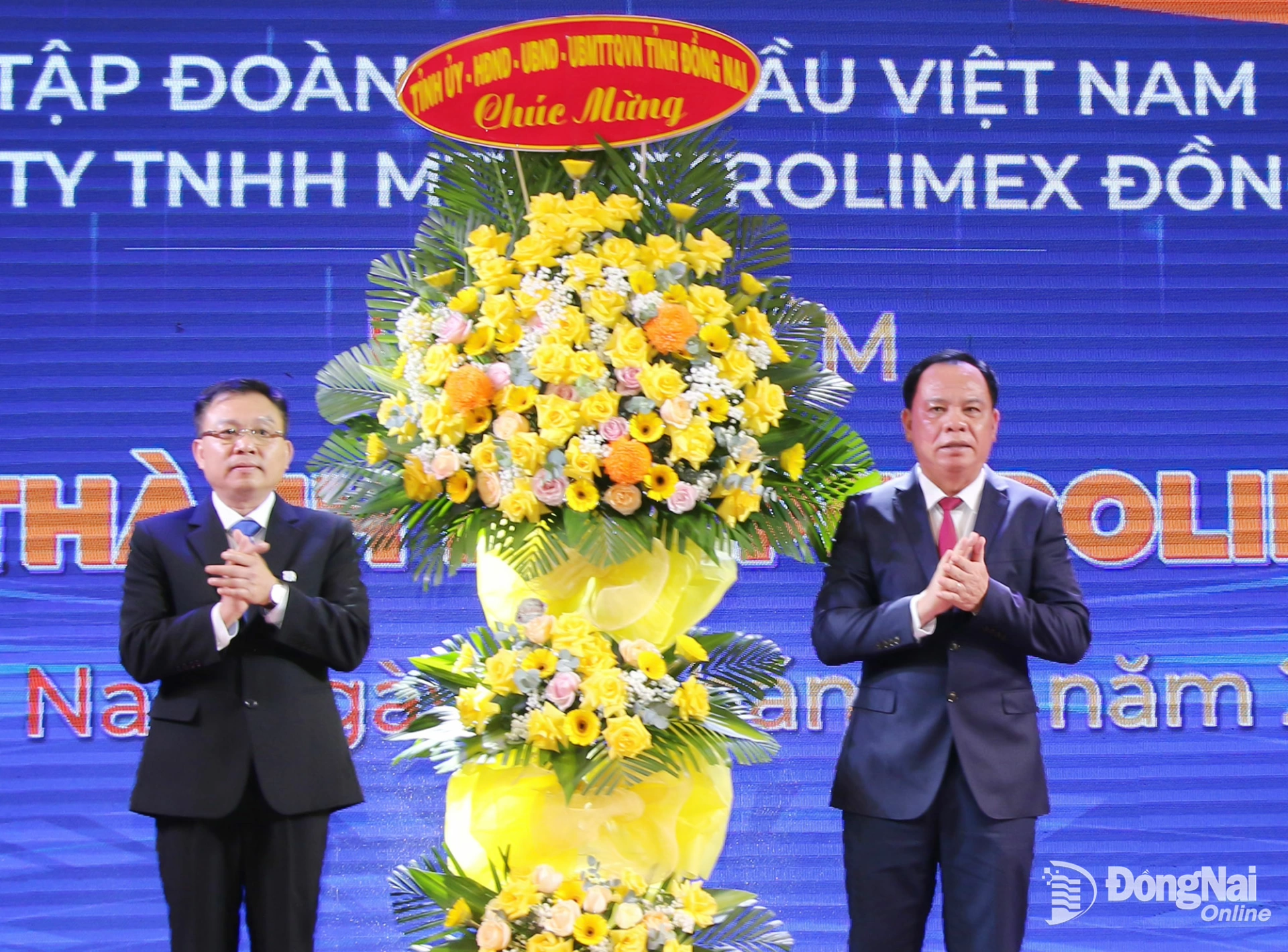 Phó Bí thư Tỉnh ủy, Chủ tịch UBND tỉnh Đồng Nai Võ Tấn Đức đại diện Tỉnh ủy - HĐND - UBND - Ủy ban MTTQ Việt Nam tỉnh Đồng Nai trao tặng lẵng hoa chúc mừng cho công ty. Ảnh: Hà Lê
