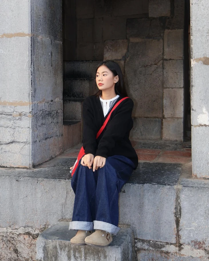 Với thời tiết ở Việt Nam, một chiếc cardigan khoác ngoài cùng áo thun bên trong cũng là một sự lựa chọn phù hợp - Ảnh: duksunmeomeo