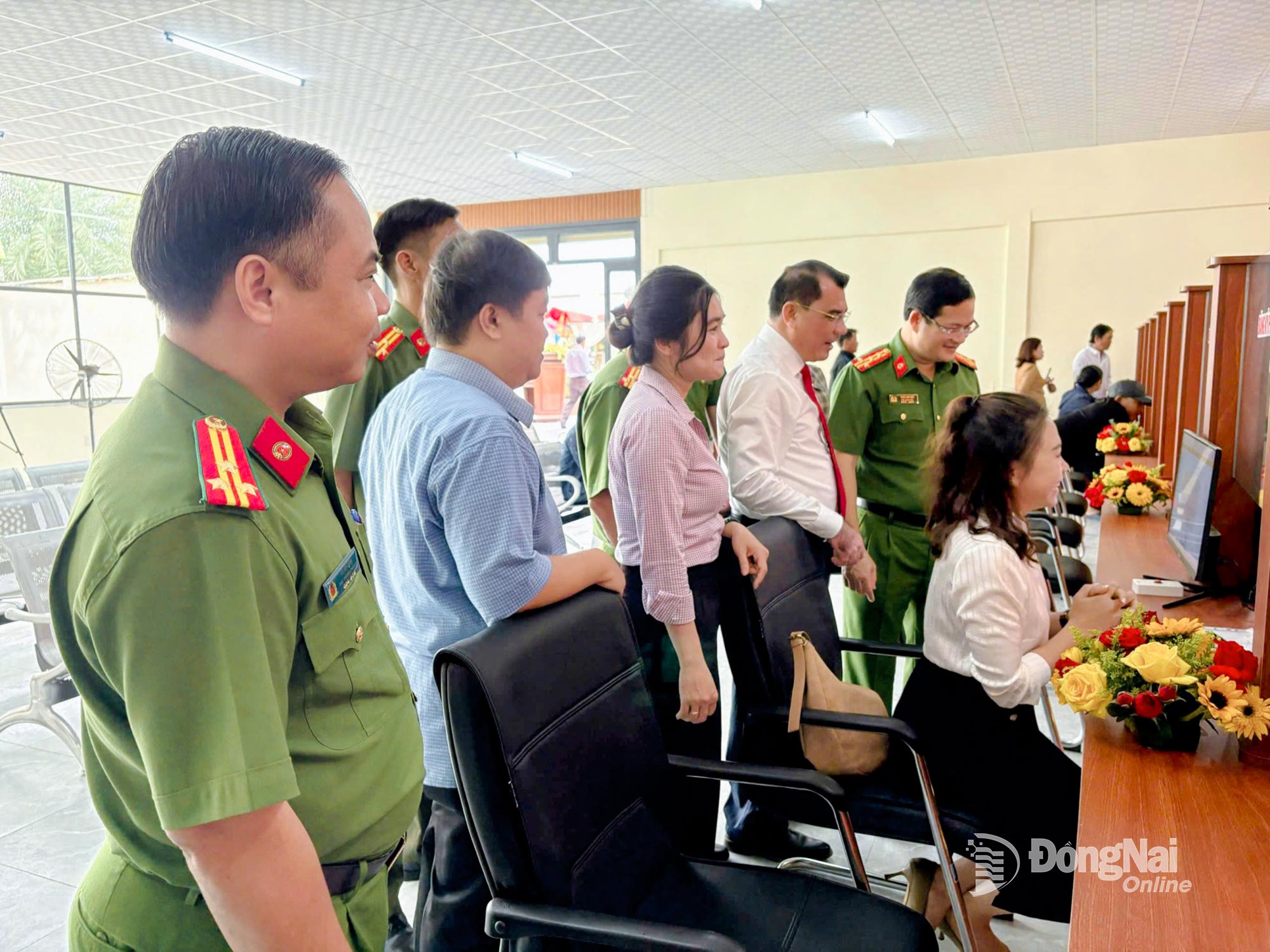 Các đại biểu tham quan bộ phận tiếp nhận và trả kết quả giải quyết thủ tục hành chính Công an xã Định Quán. Ảnh: Đan Nhi