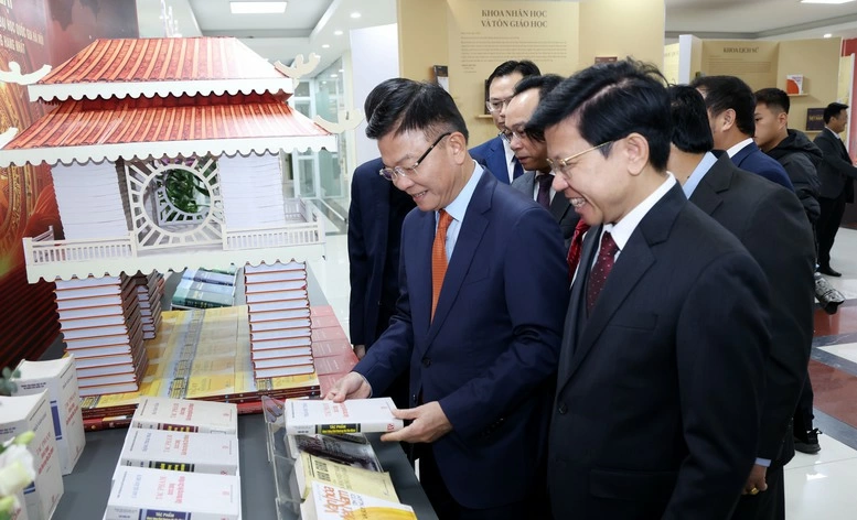 Phó Thủ tướng Lê Thành Long thăm Phòng truyền thống của Nhà trường - Ảnh: VGP/Đức Tuân