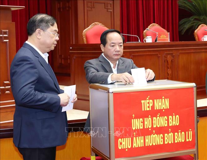 Đại biểu tham dự hội nghị quyên góp ủng hộ đồng bào chịu ảnh hưởng bởi lũ lụt. Ảnh: Phương Hoa/TTXVN