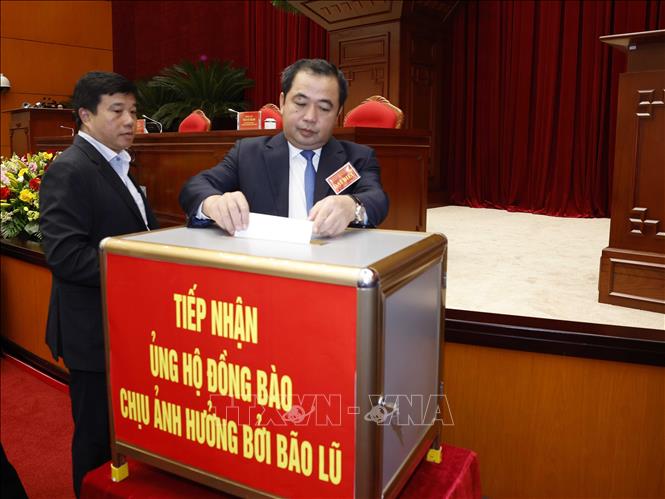 Các đại biểu quyên góp ủng hộ đồng bào chịu ảnh hưởng bởi bão lũ. Ảnh: Thống Nhất/TTXVN